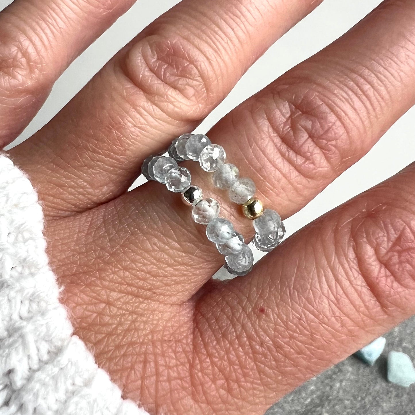 Aquamarin Ring mit 925 Silber oder 925 Silber Perle vergoldet - 4mm facettierte Aquamarinperlen - Nahaufnahme 3