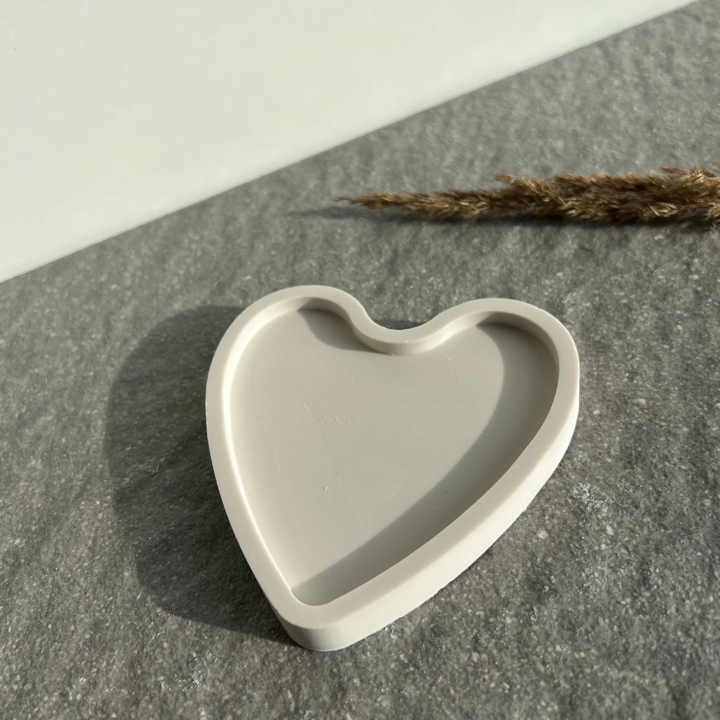 Handgegossene Schmuckschale aus Keramikpulver in Herz Form
