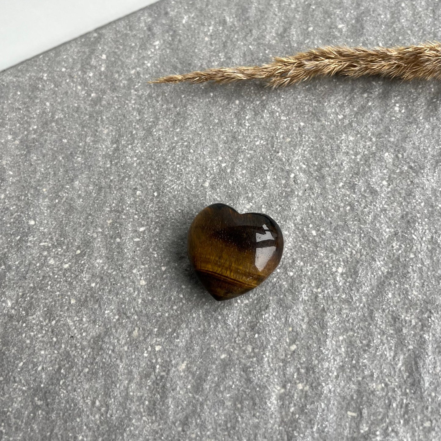 Tigerauge Edelstein - geschliffen - Herzform - von oben 2