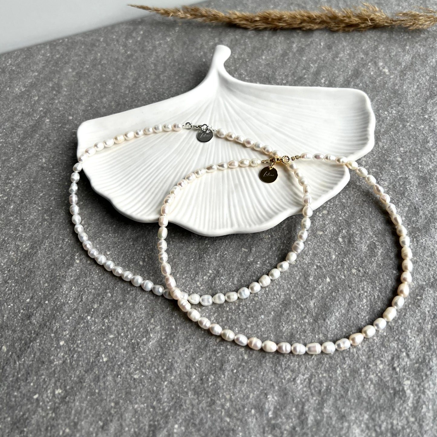 Choker aus Süßwasserperlen mit 925 Silber oder 925 Silber vergoldeter und facettierter Perle - mit Lelani Charm - von oben fotografiert