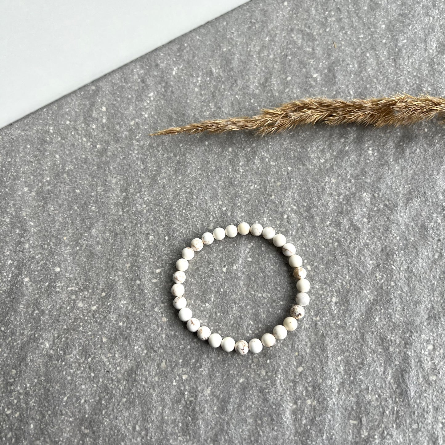 Braun und beige gemasertes Magnesit Edelsteinarmband - von oben