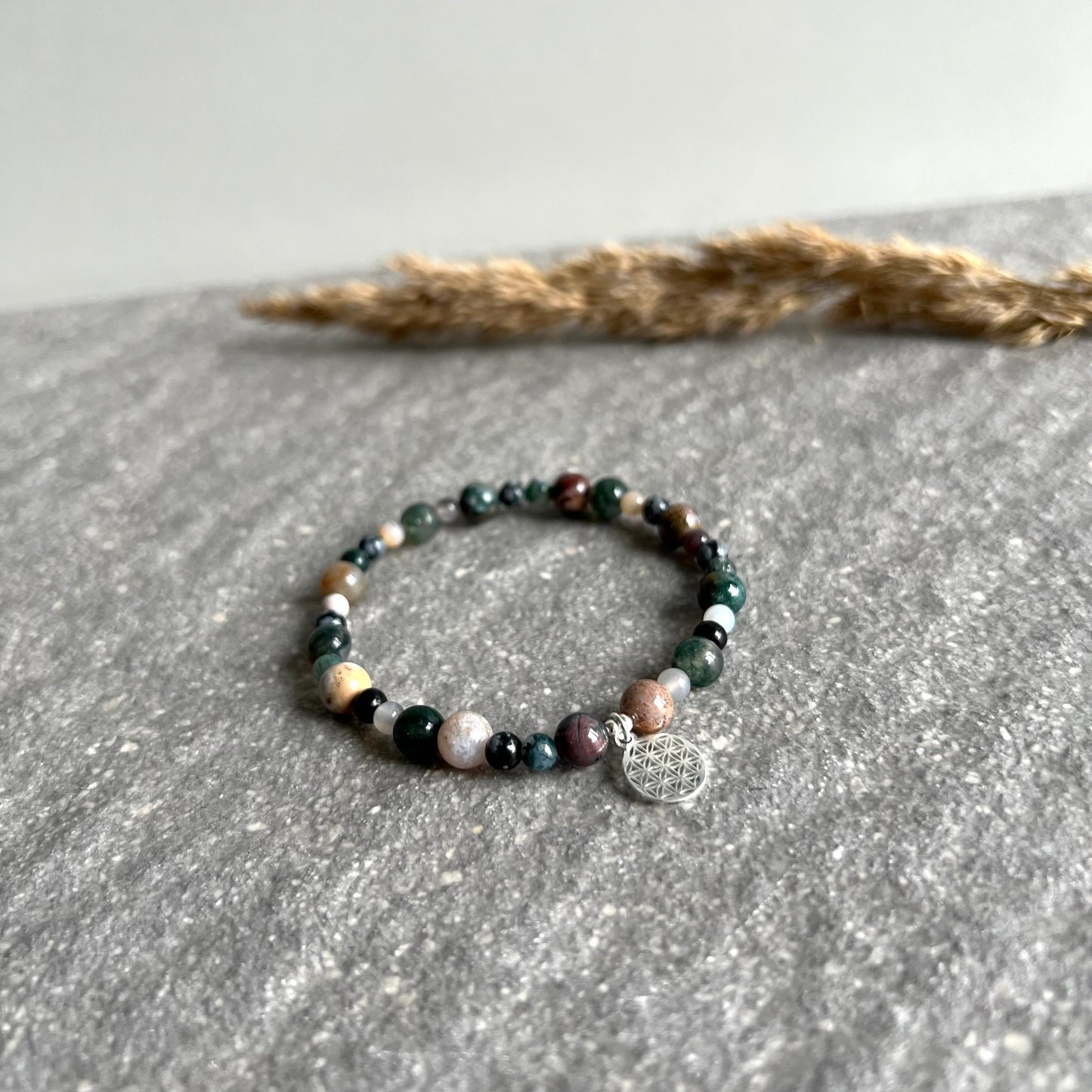 HEAL AND LET GO Armband aus Ozeanchalcedon, Schneeflockenobsidian, Achat und Moosachat mit Blume des Lebens Charm - 925 Silber