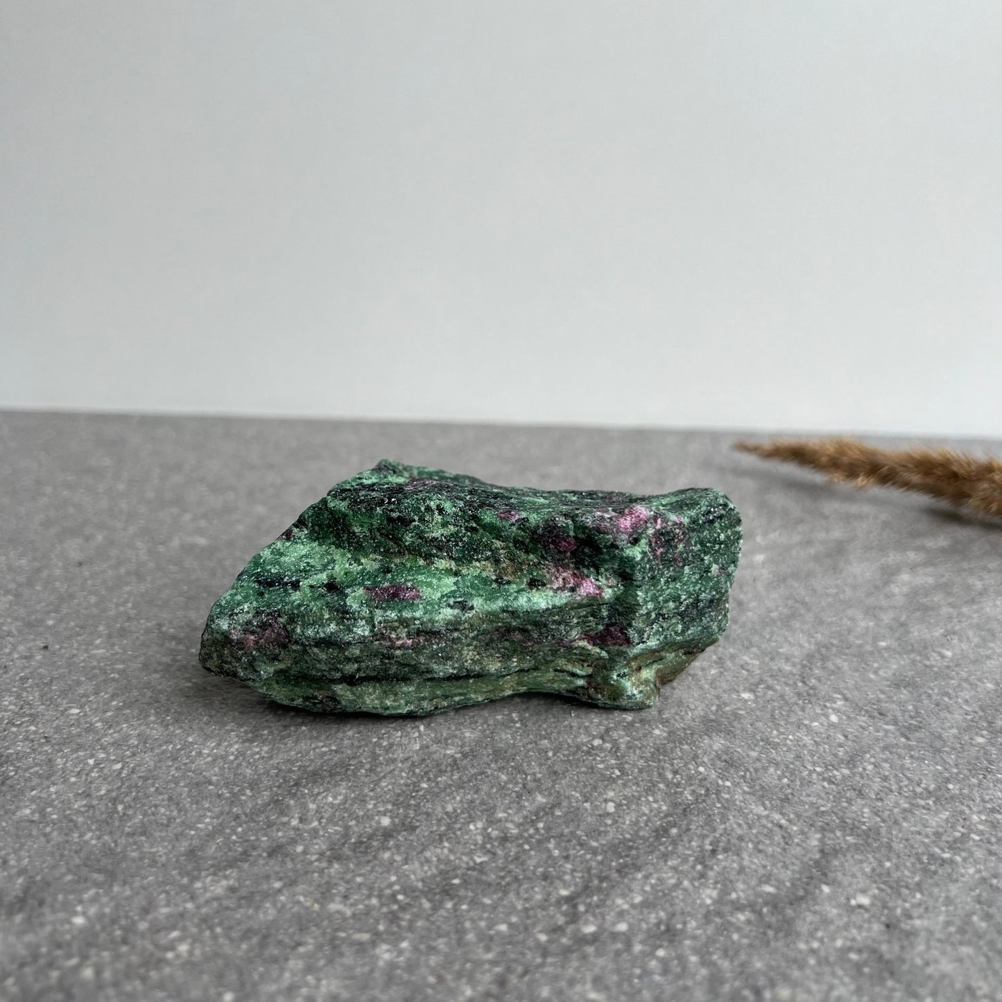 Rubin in Zoisit Rohstein Nahaufnahme