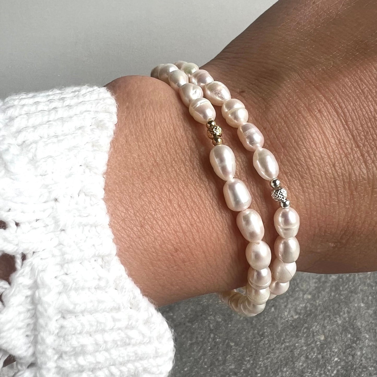 Süßwasserperlen Armband mit facettierter 925 Silber oder 925 Silber vergoldeter Perle - Nahaufnahme