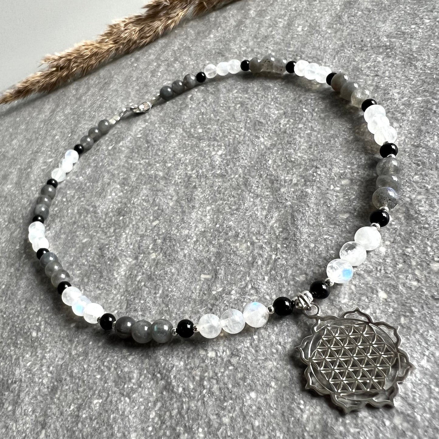 DREAMS COME TRUE Edelstein Halskette Choker aus Labradorit mit wunderschönem Schimmer und Blume des Lebens Charm Nahaufnahme