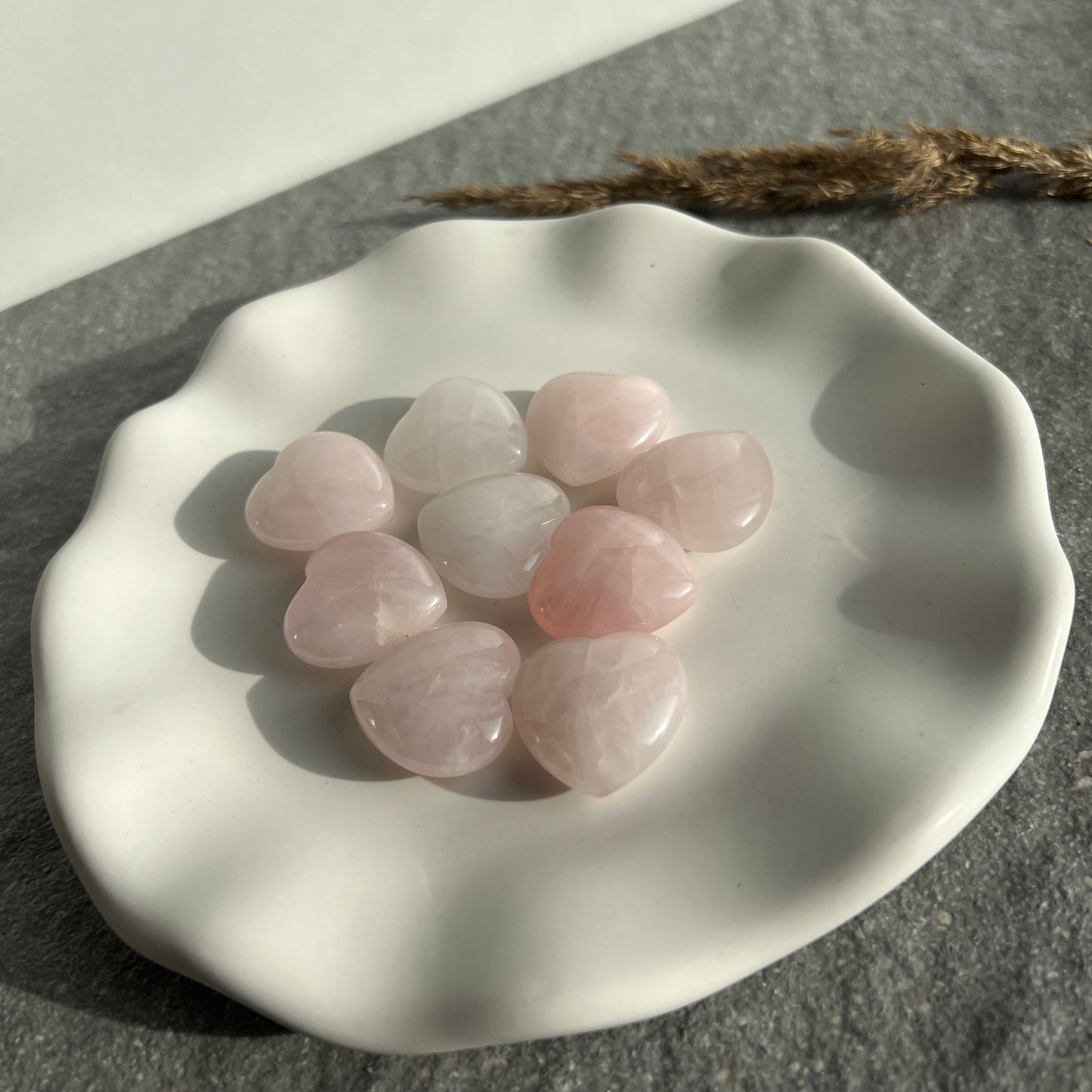 Rosenquarz in Herzform geschliffen auf Tablett