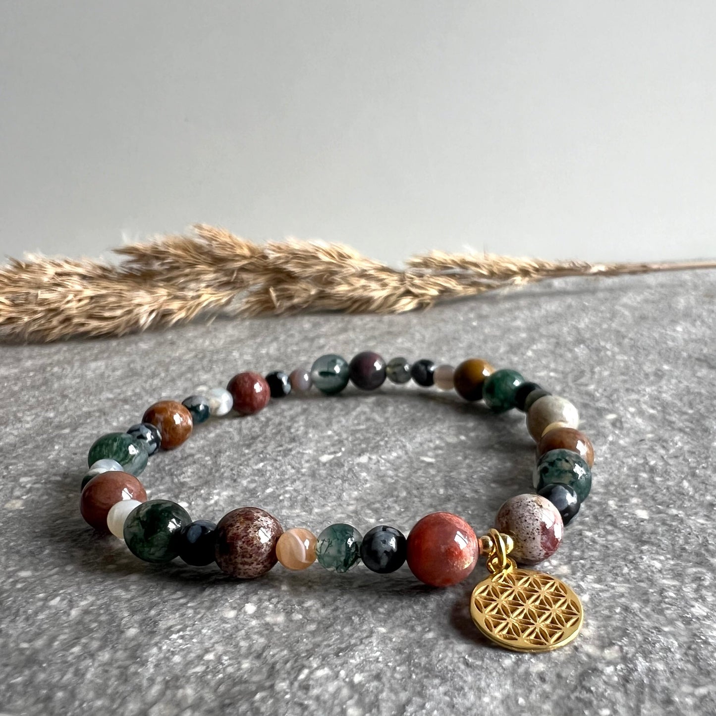 HEAL AND LET GO Armband aus Ozeanchalcedon, Schneeflockenobsidian, Achat und Moosachat mit Blume des Lebens Charm - vergoldet