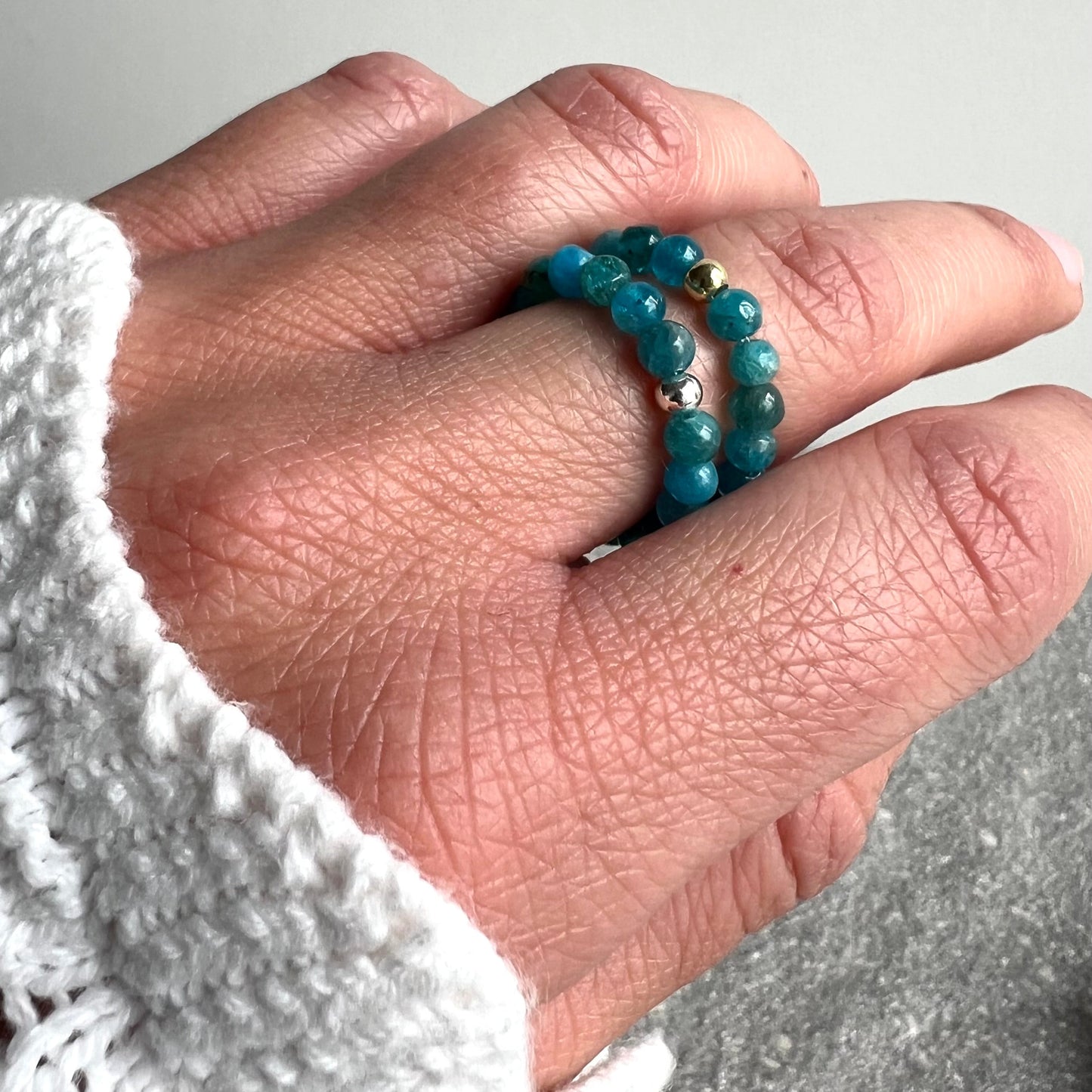 Apatit Ring mit 925 Silber oder 925 Silber Perle vergoldet - 4mm Apatitperlen - Nahaufnahme 2