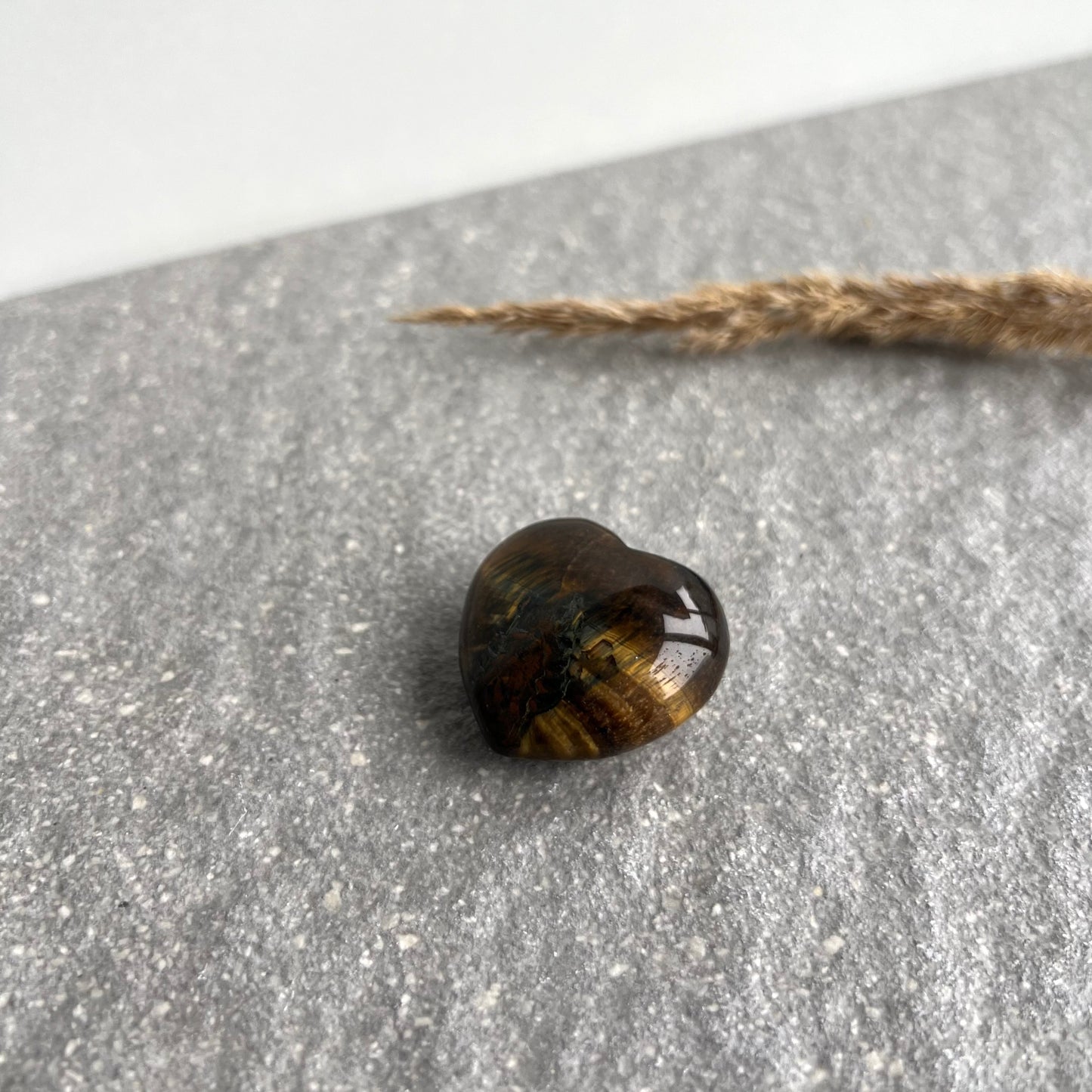 Tigerauge Edelstein - geschliffen - Herzform - Rückseite