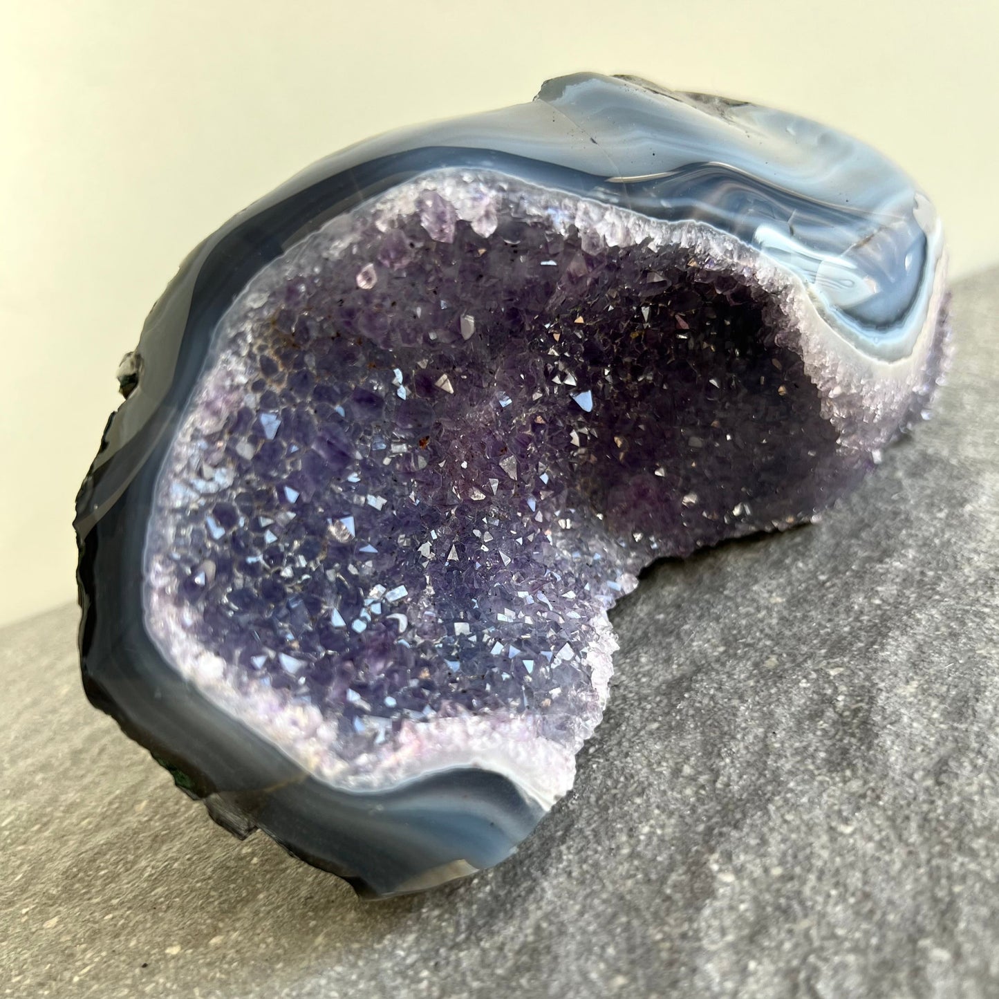 Wunderschön helllila glitzernde Amethyst Stufe mit poliertem Achat Rand - Rückseite naturbelassen - seitlich fotografiert