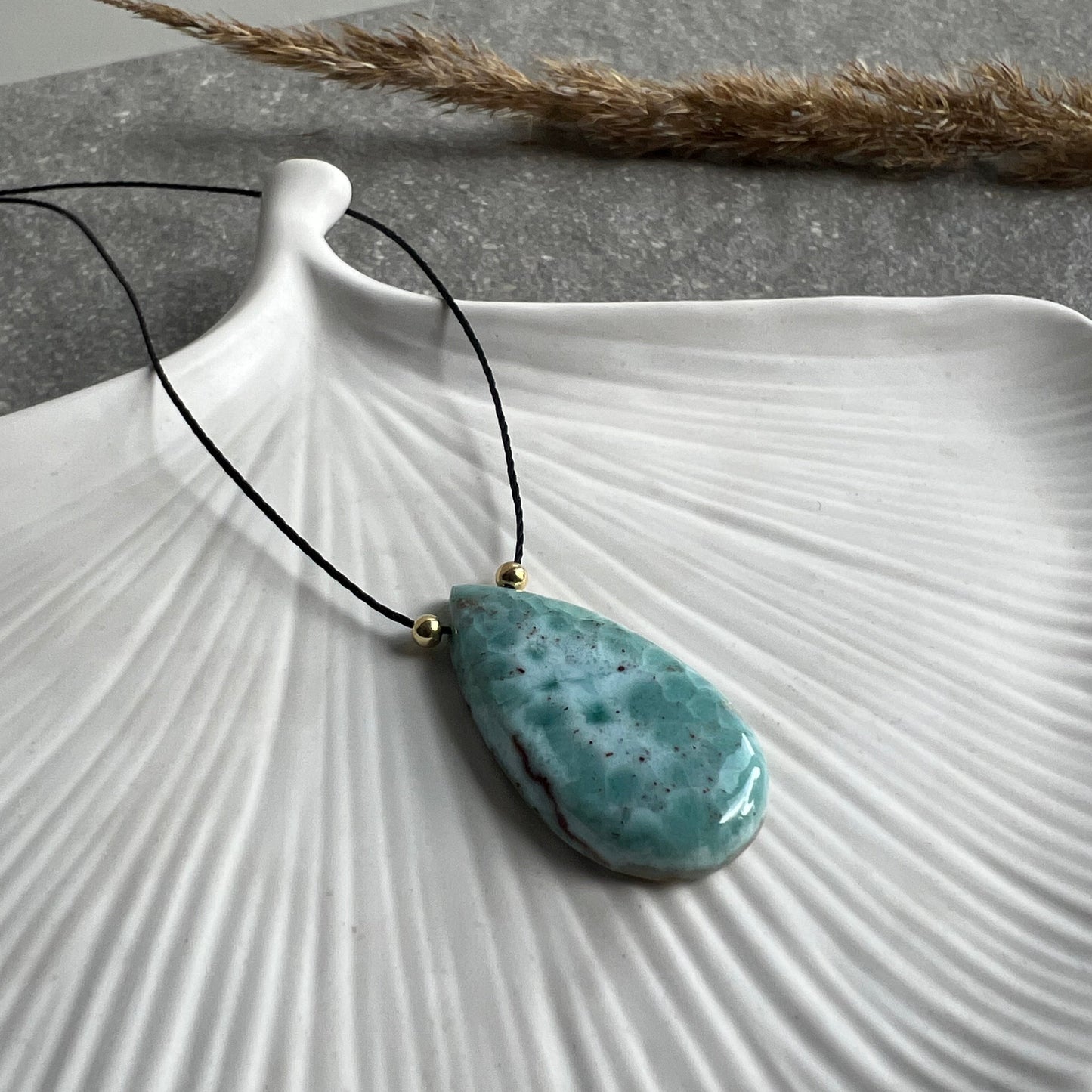 Wunderschöner Larimar Tropfenanhänger auf schwarzem Makramee - Halskette - 925 Silber vergoldete Perlen - Nahaufnahme