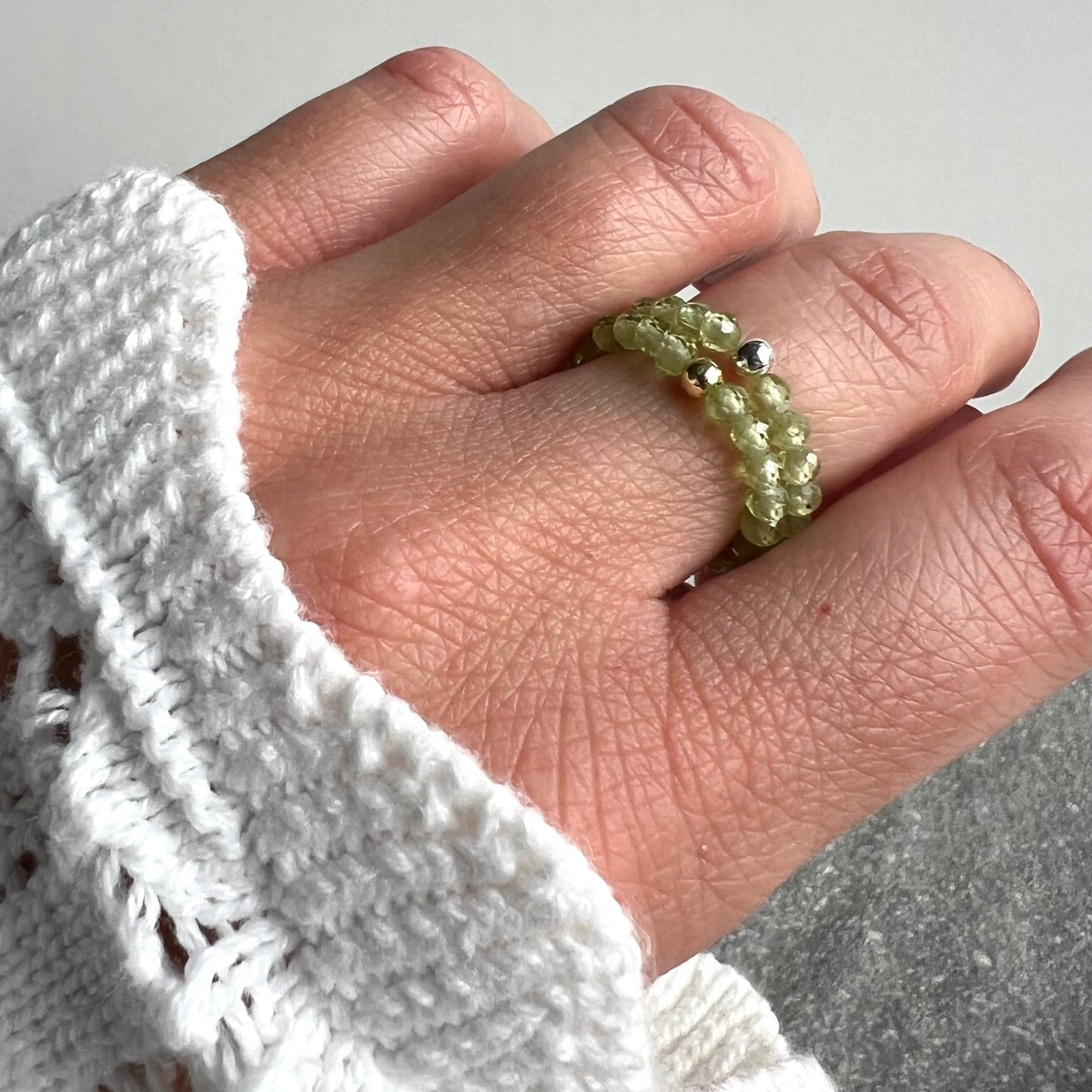Peridot Ring mit 925 Silber oder 925 Silber Perle vergoldet - 3mm facettierte Peridotperlen - Nahaufnahme 2