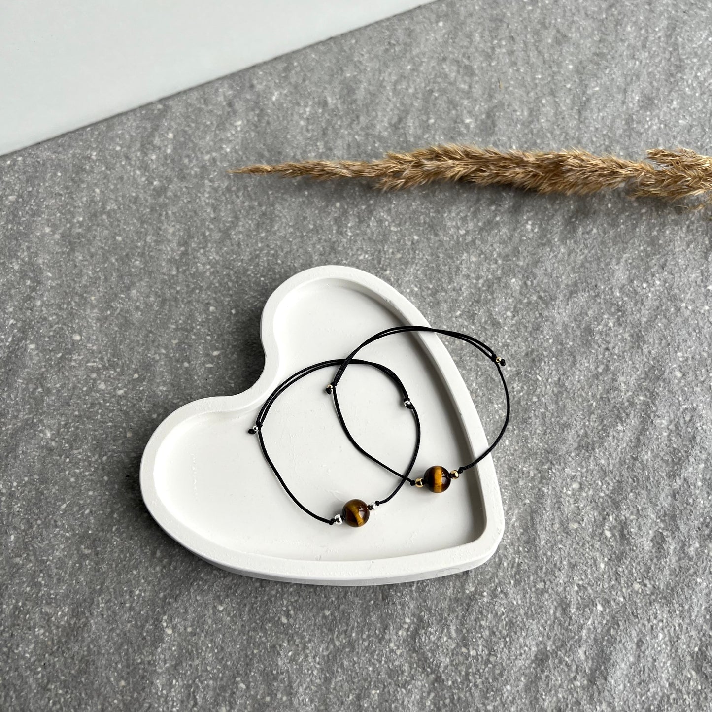 Edelsteinarmband Tigerauge: Makramee Armband mit wunderschön schimmernden Tigerauge Perlen - von oben