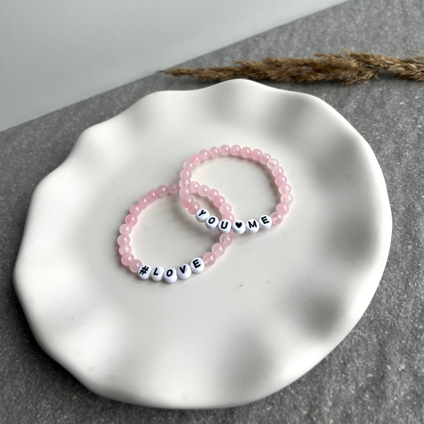 Statement Armband aus Rosenquarz Perlen und Buchstabenperlen aus Acryl mit den Worten #LOVE und YOUME von oben