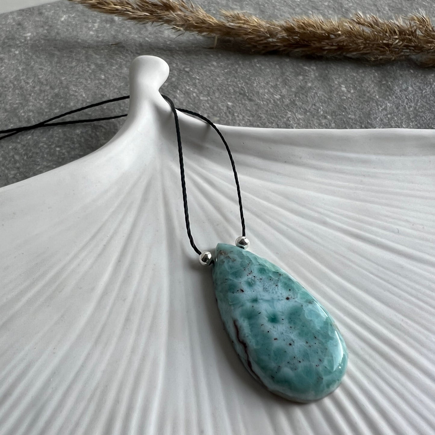 Wunderschöner Larimar Tropfenanhänger auf schwarzem Makramee - Halskette - 925 Silber Perlen - Nahaufnahme