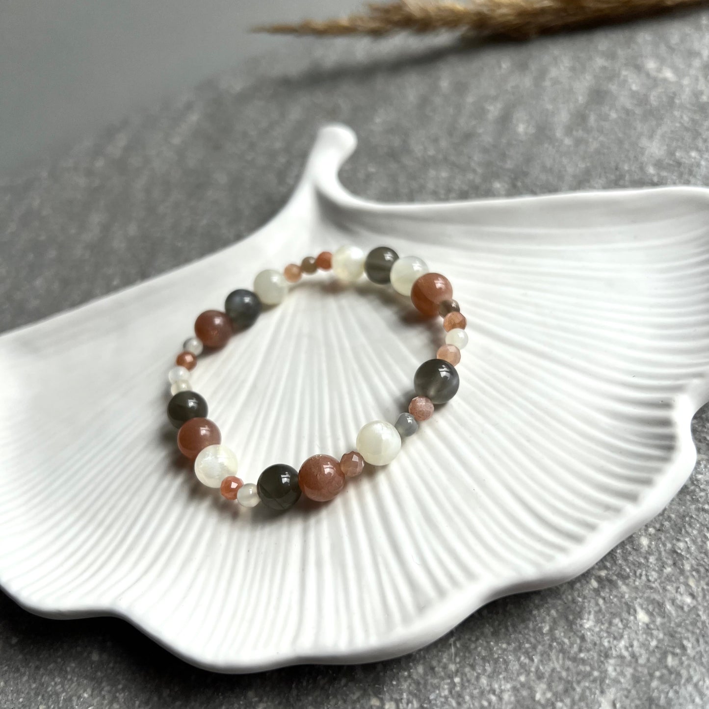 Mondstein Mix Armband aus 4-8mm großen Mondsteinperlen in weiß, grau und apricot - teilweise facettiert - wunderschöner Schimmer - Nahaufnahme