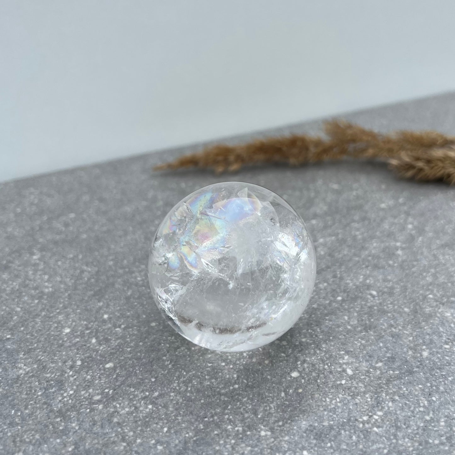 Bergkristallkugel mit großen Regenbögen