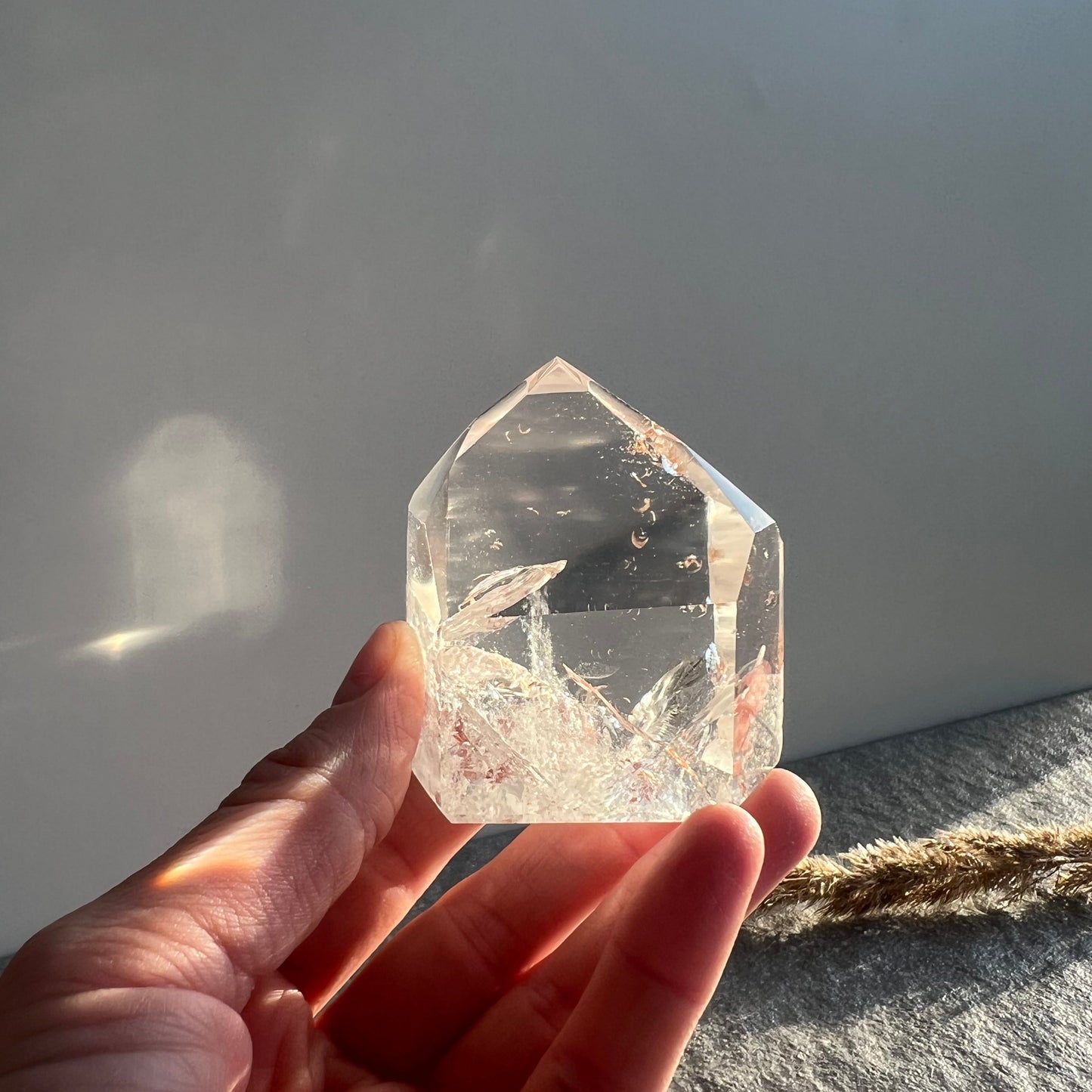 Bergkristall Spitze, rundum poliert - extrem gute Qualität - oben klar, unten schöne Einschlüsse - von Sonne angestrahlt