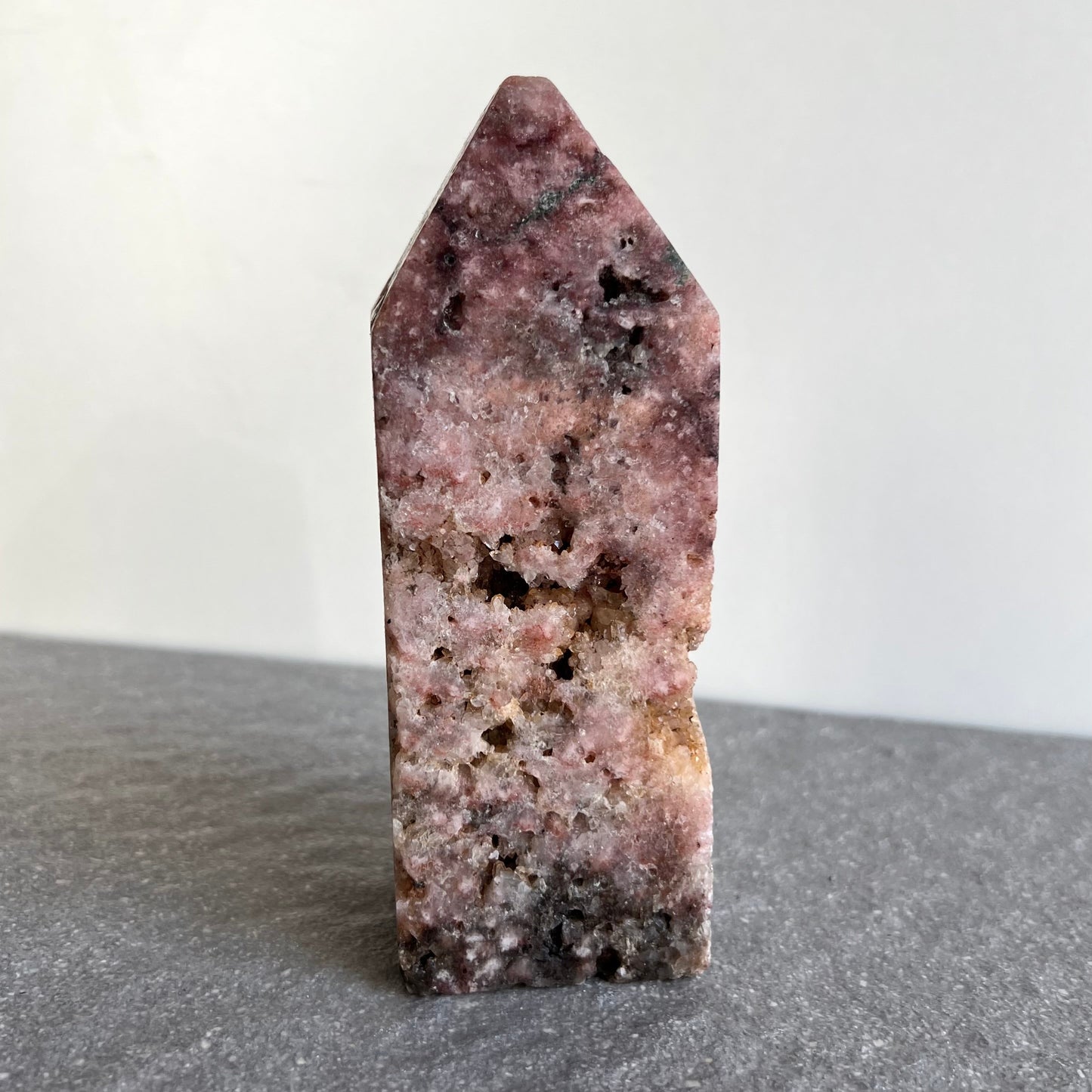 Pink Amethyst Obelisk mit vielen kleinen Drusen - von hinten fotografiert