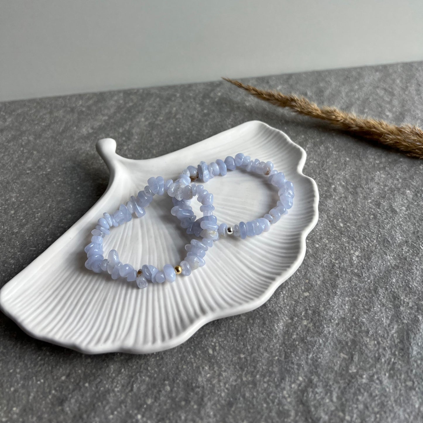 Blaues Chalcedon Splitterarmband mit 925 Silber oder 925 Silber vergoldeter Perle