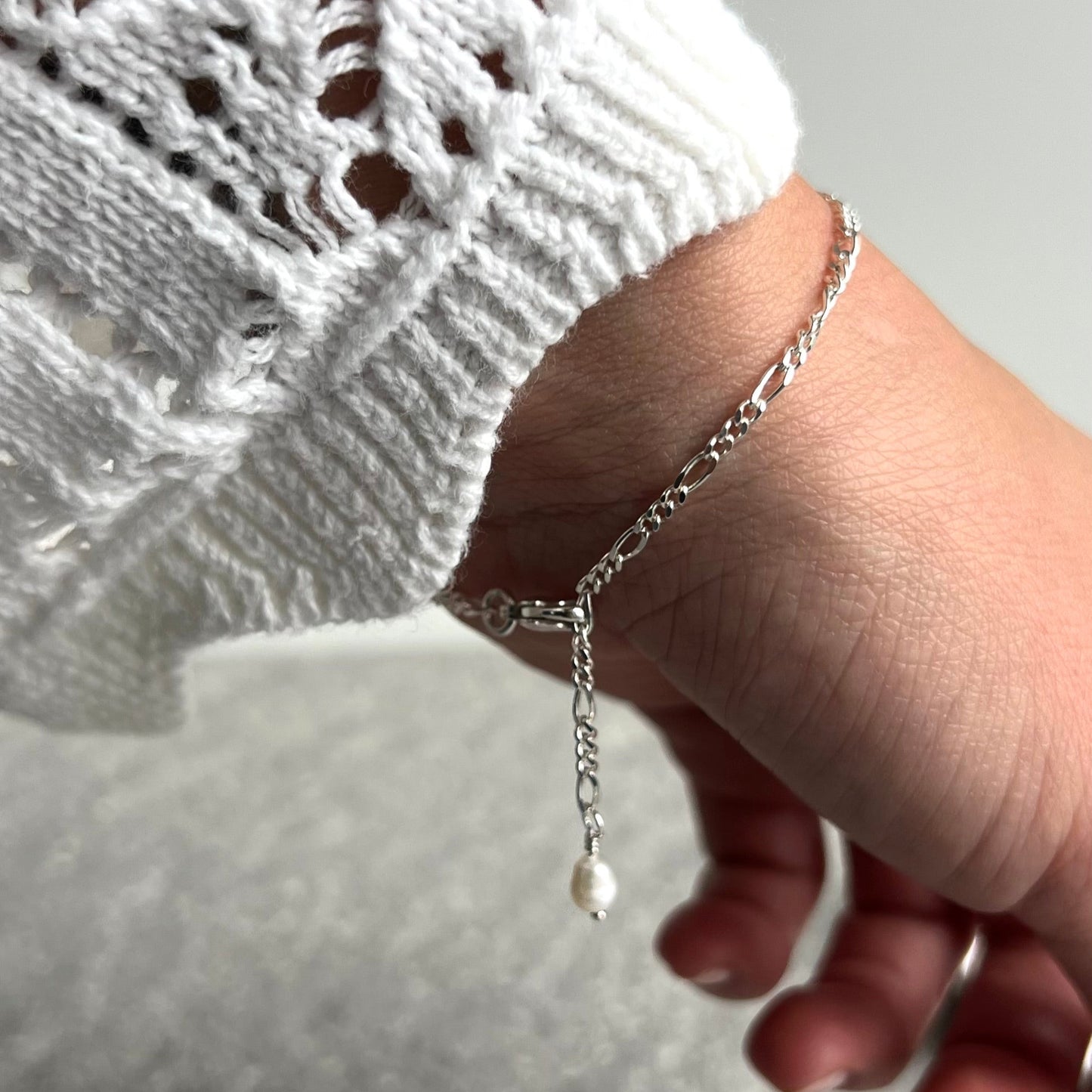 925 Silber oder 925 Silber vergoldetes Armband aus Panzerkette mit Süßwasserperlen Anhänger als Abschluss - Nahaufnahme 3