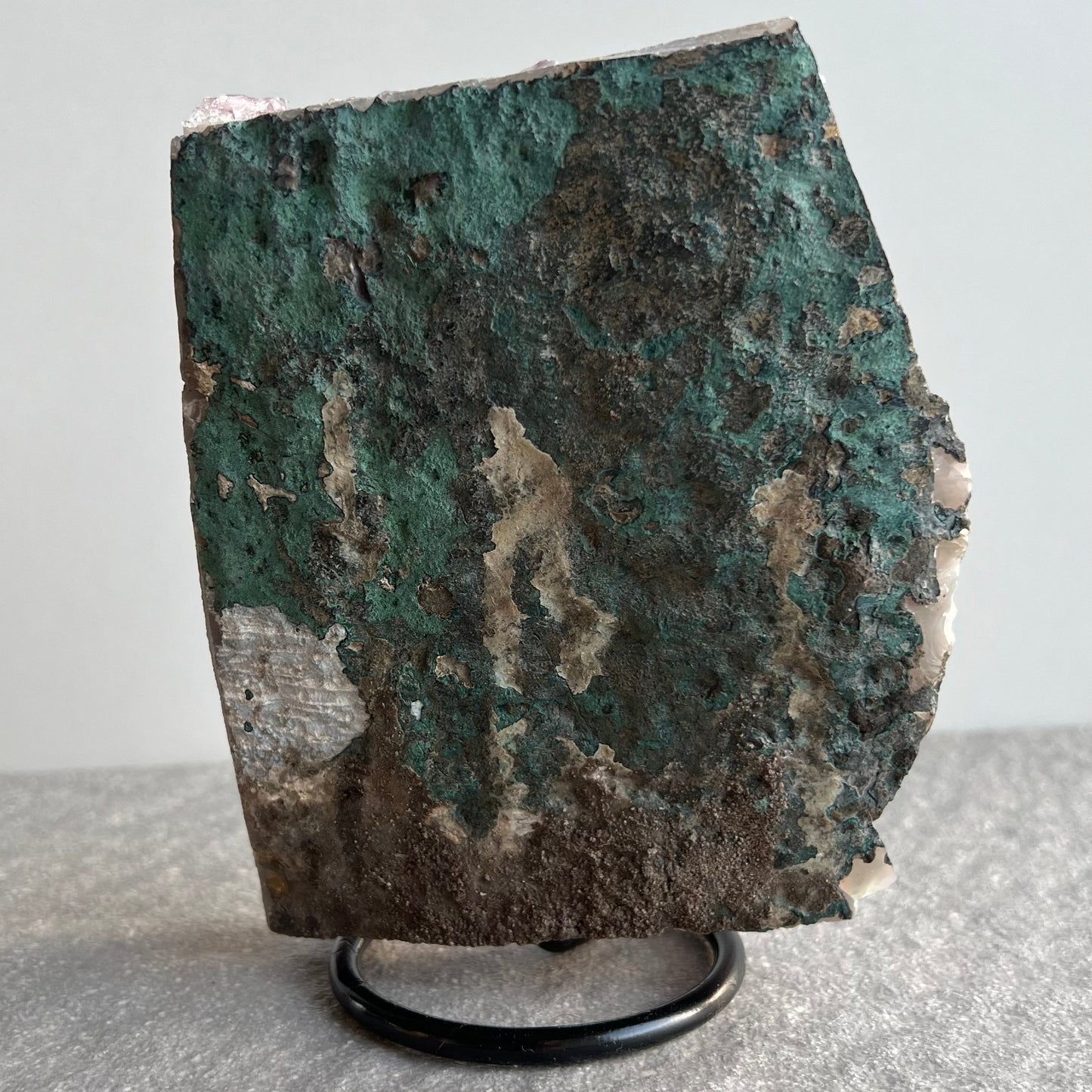 Wunderschöne dunkellila Amethyst Stufe auf schwarzem Metall-Ständer - viele große Kristalle - naturbelassene Rückseite
