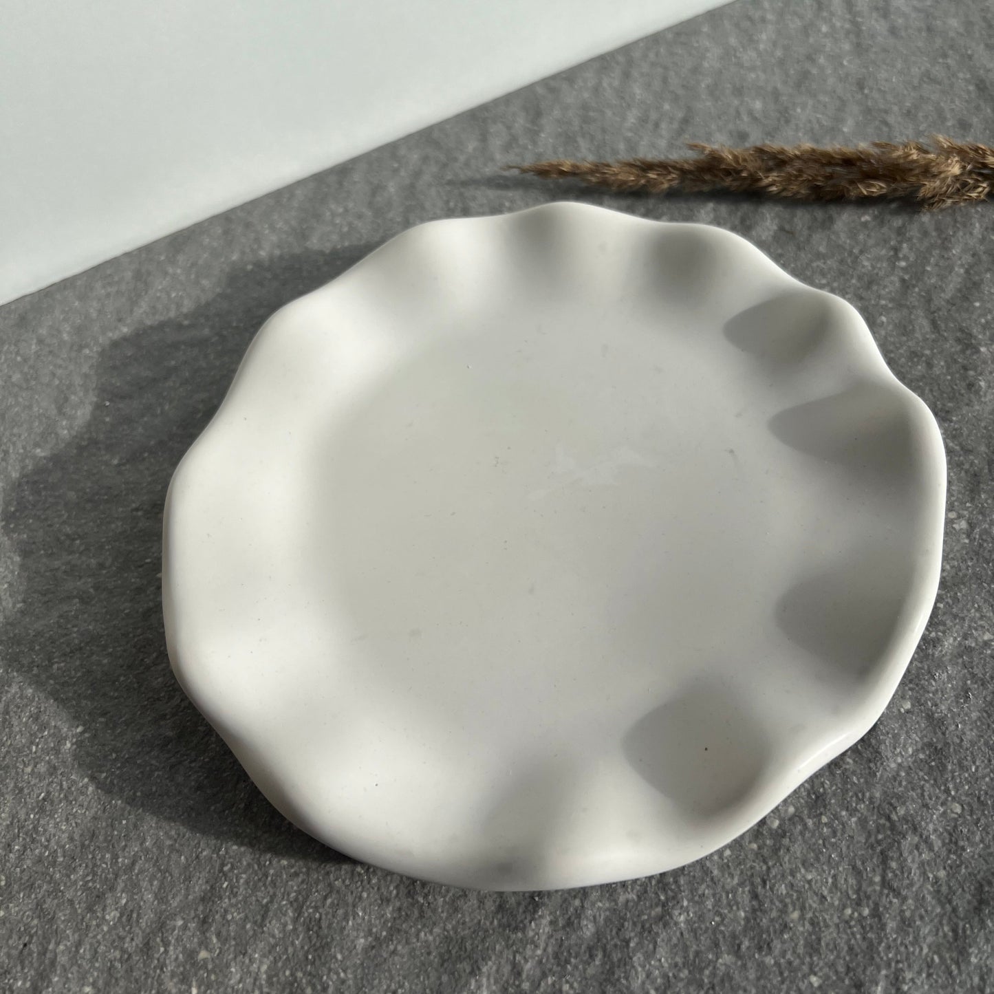 Schmuckteller CLOUD - handgegossener Schmuckteller aus Keramikpulver in welliger Form