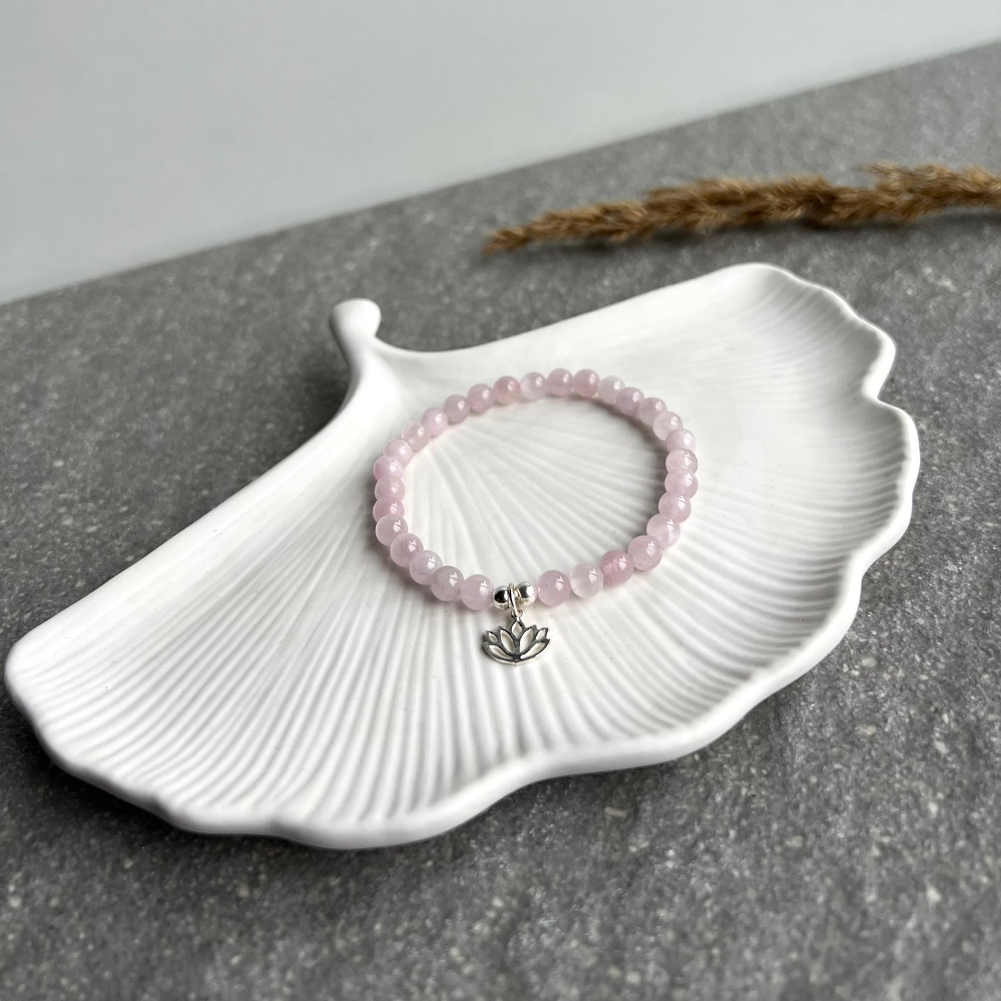 Kunzit Edelsteinarmband - rosafarben mit wunderschönem Schimmer - mit 925 Silber Lotusblüte-Charm