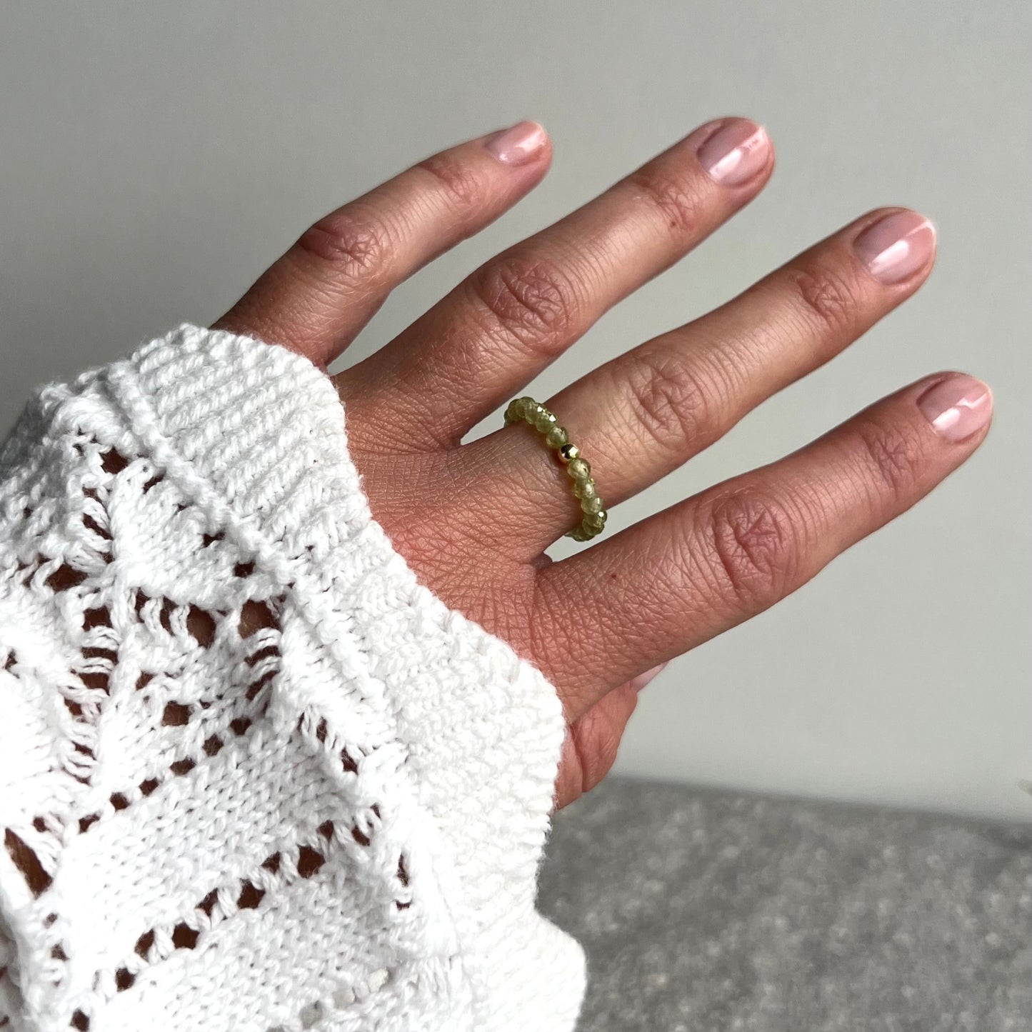 Peridot Ring mit 925 Silber oder 925 Silber Perle vergoldet - 3mm facettierte Peridotperlen - Nahaufnahme