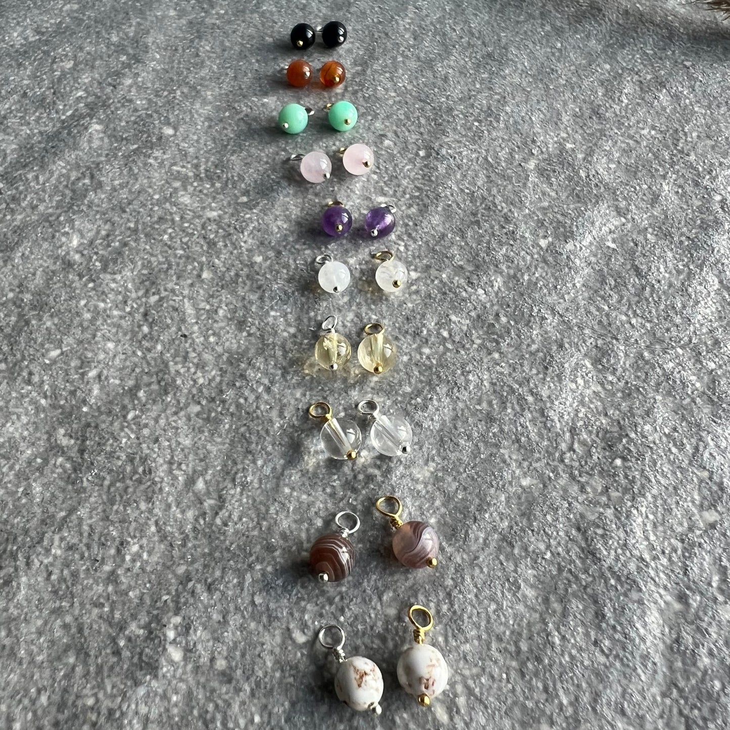 Edelstein Minis - kleine, von Hand gefertigte Anhänger aus Edelsteinperlen auf 925 Silber oder 925 Silber vergoldetem Draht mit Öse für Kette - Aufgereiht obere Hälfte