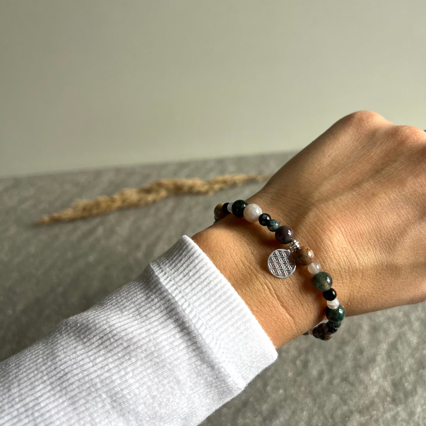 HEAL AND LET GO Armband aus Ozeanchalcedon, Schneeflockenobsidian, Achat und Moosachat mit Blume des Lebens Charm - getragen