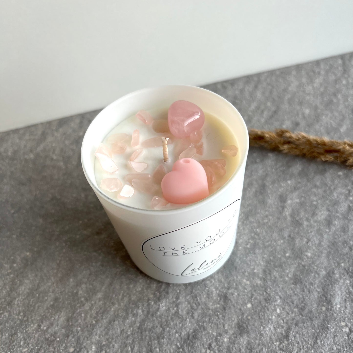 LOVE YOU TO THE MOON Kristallkerze in weißem Glas mit Rosenquarz Trommelstein und Herzi Wachsmelt von oben