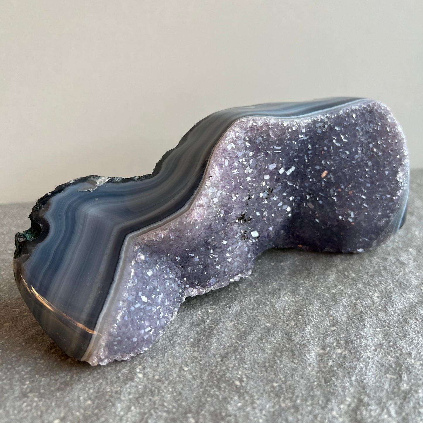 Wunderschön helllila glitzernde Amethyst Druse mit perfekt poliertem Achat Rand - kleine Kristalle - Nahaufnahme