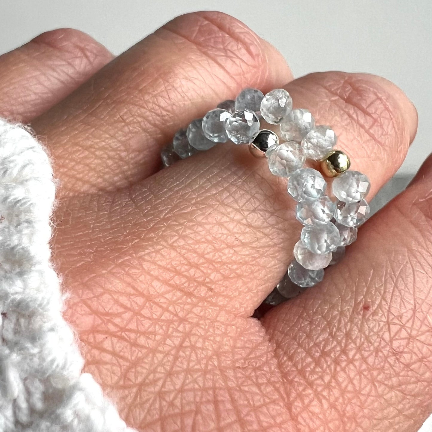 Aquamarin Ring mit 925 Silber oder 925 Silber Perle vergoldet - 4mm facettierte Aquamarinperlen - Nahaufnahme 2