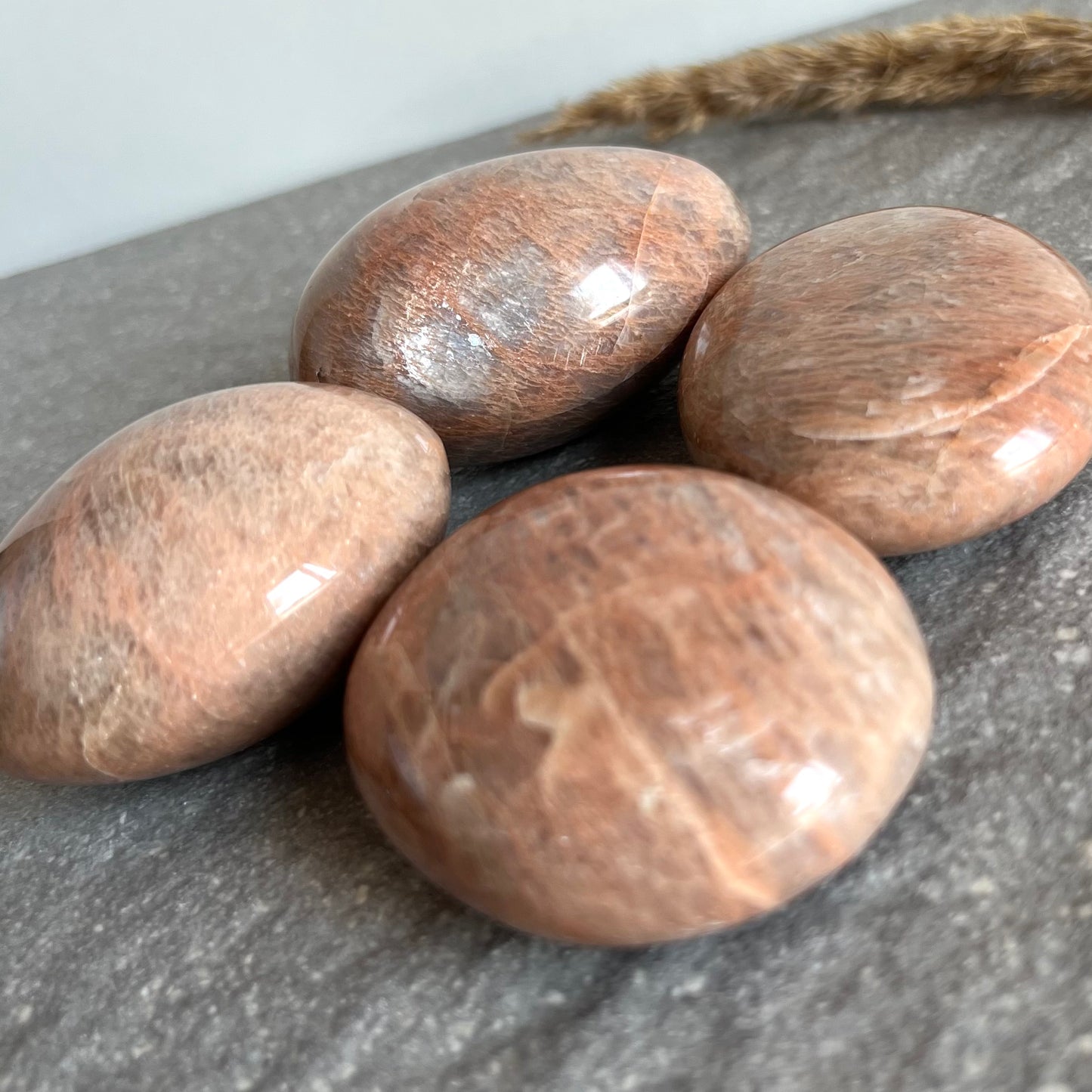 Aprikosenmondstein Handschmeichler Nahaufnahme