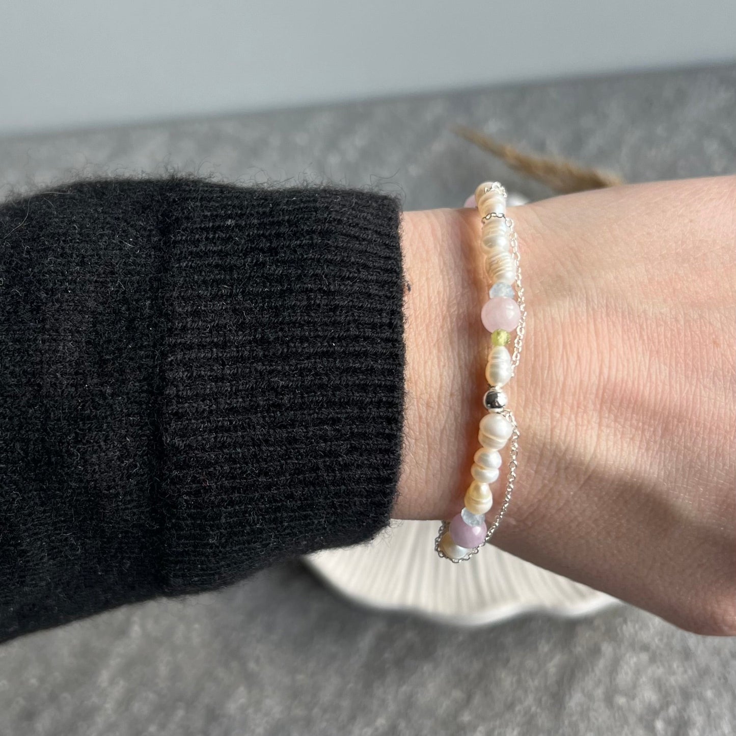 FRÜHLINGSERWACHEN -Zartes Edelsteinarmband aus Peridot, Kunzit, Aquamarin und Süßwasserperlen - mit 925 Silberkettchen (vergoldet) - am Arm getragen