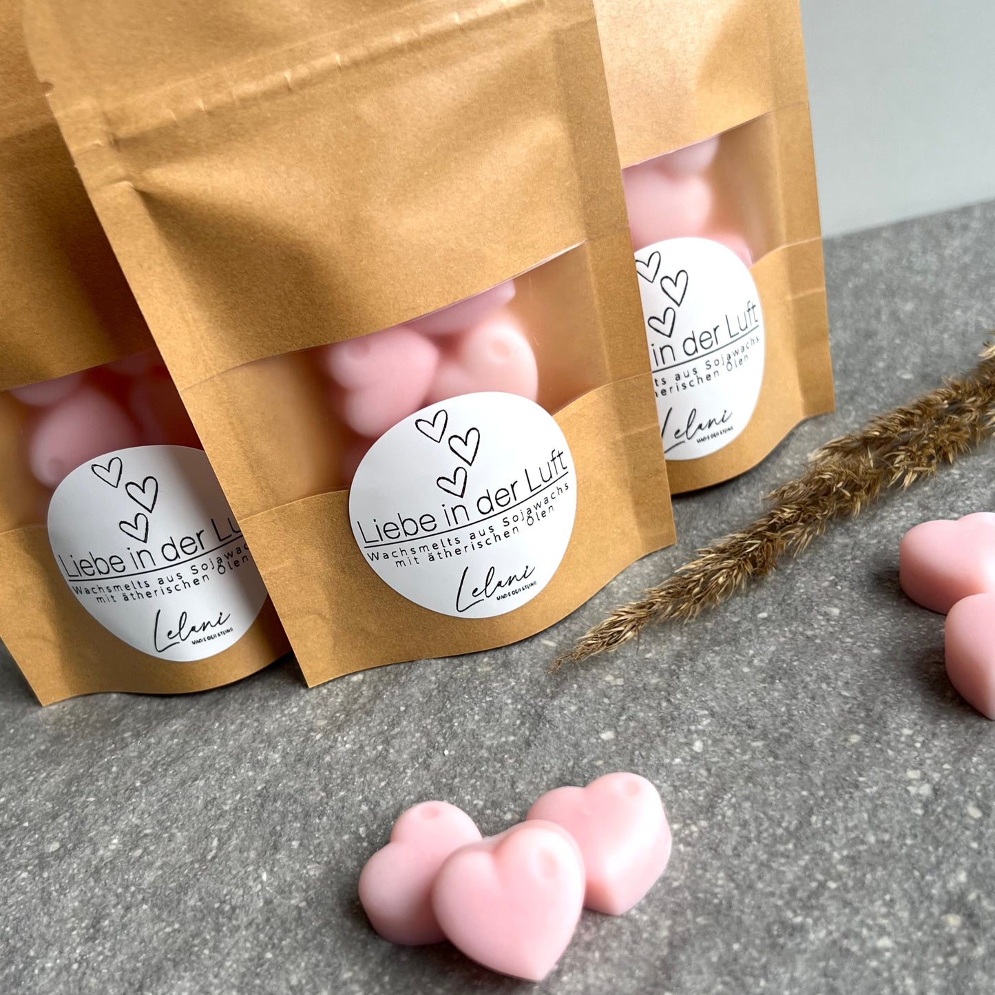 LIEBE IN DER LUFT rosafarbene, herzförmige Wachsmelts aus Sojawachs mit naturreinen ätherischen Ölen von vorne