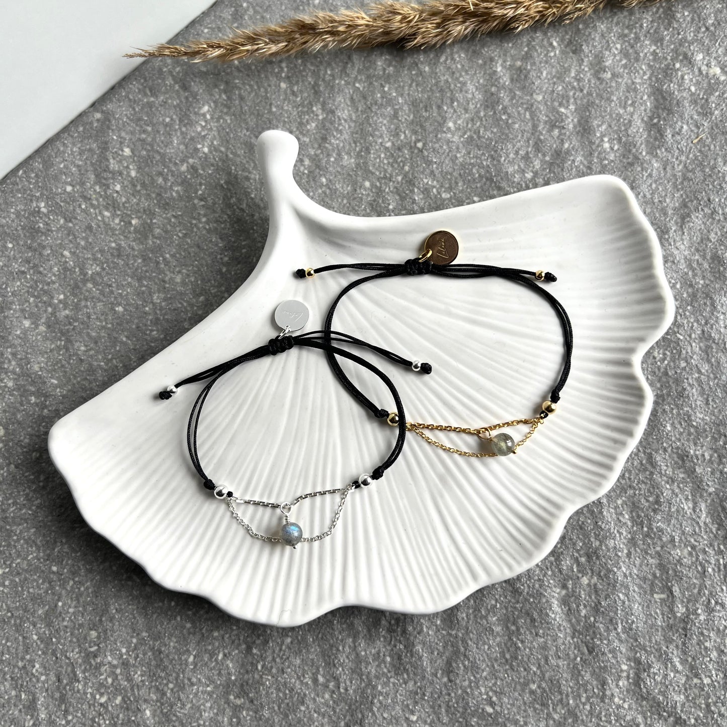 Makrameearmband mit Kettenelement, Labradorit-Anhänger und Lelani-Charm - von oben