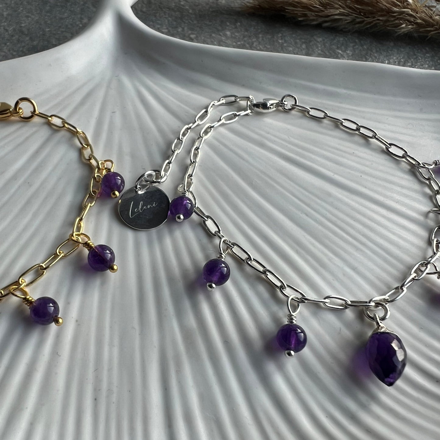 Bettelarmband mit Edelsteinanhängern - Facettierter Amethyst in der Mitte, daneben jeweils 3 kleine Amethyst-Perlenanhänger - 925 Silber oder 925 Silber vergoldet - mit Lelani Charm - Nahaufnahme