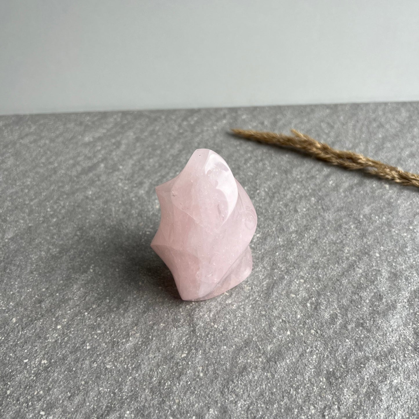 Rosenquarz Flamme perfekt poliert (von oben)