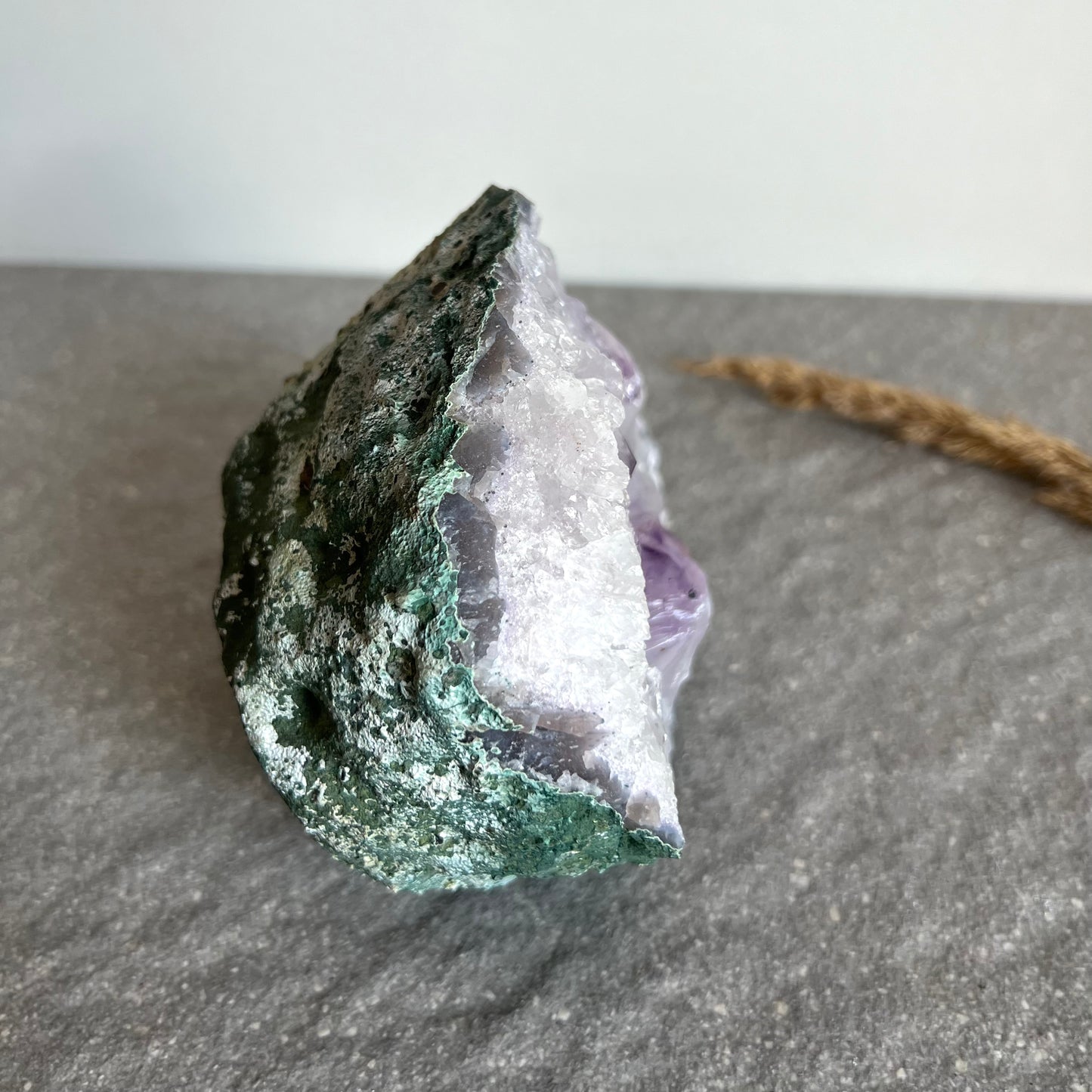 Amethyst Druse rund von der Seite