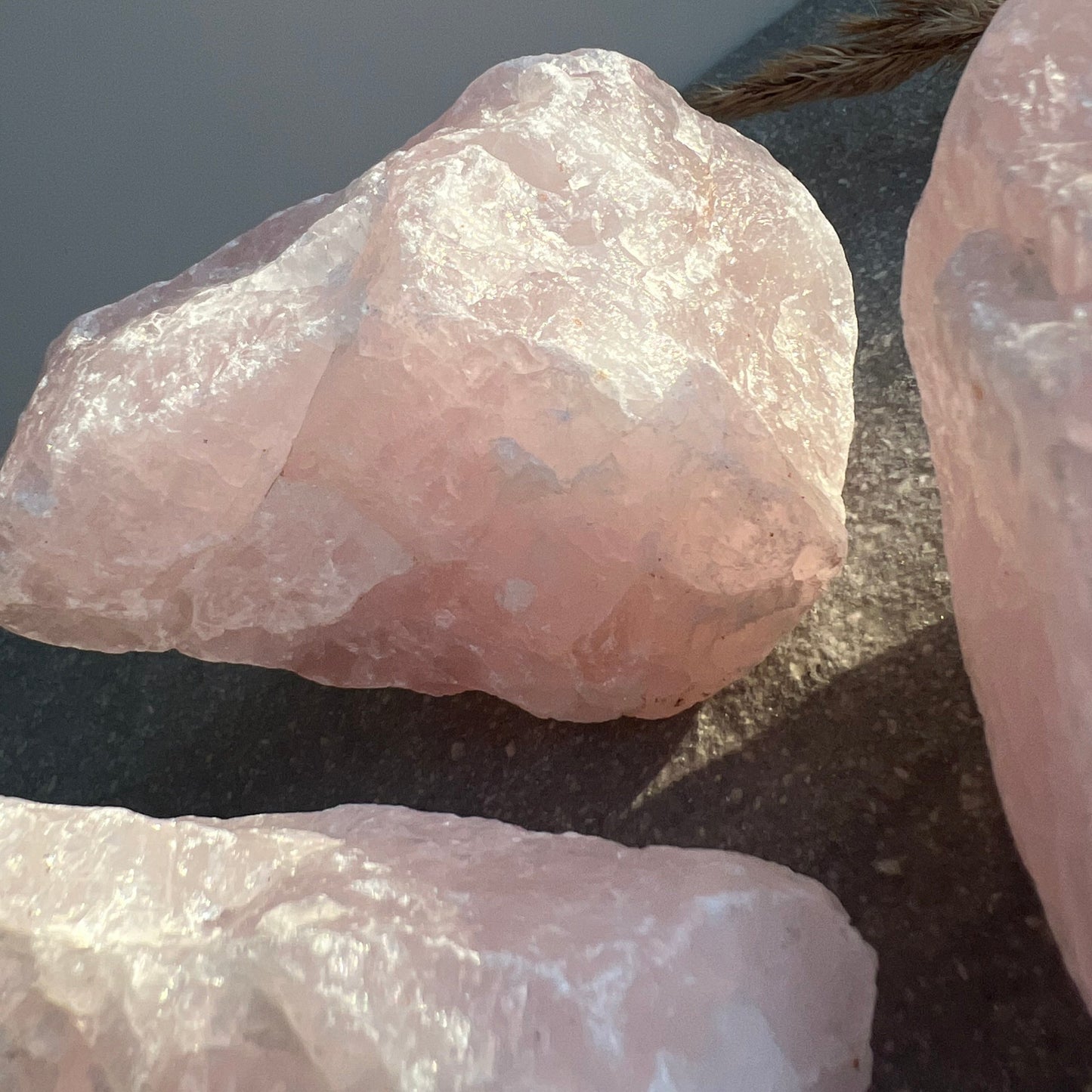 Rosafarbene Rosenquarz Rohsteine - unbehandelt - sehr gute Qualität - Nahaufnahme