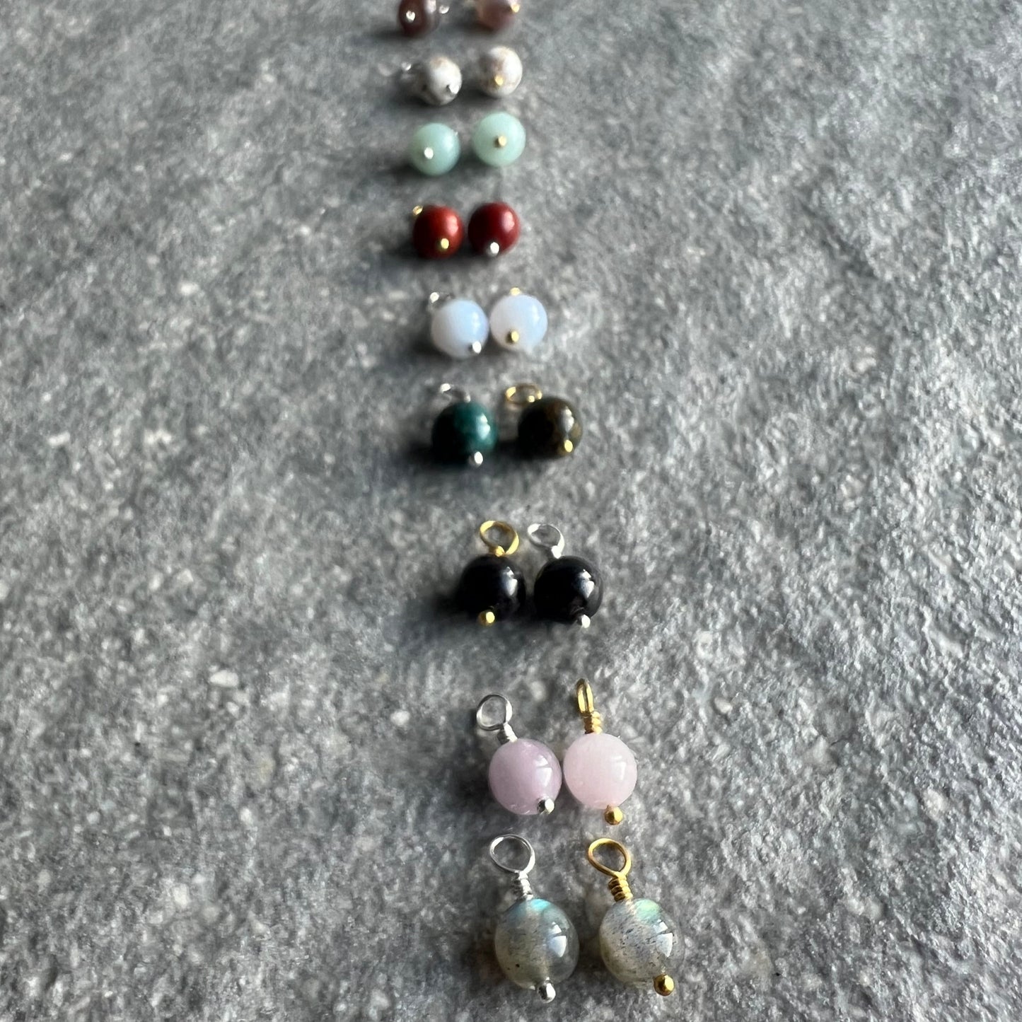 Edelstein Minis - kleine, von Hand gefertigte Anhänger aus Edelsteinperlen auf 925 Silber oder 925 Silber vergoldetem Draht mit Öse für Kette - Aufgereiht untere Hälfte