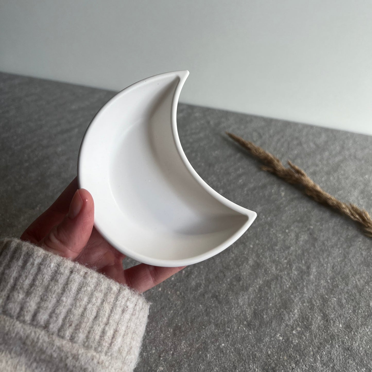 Naturweiße Schmuckschale MOONSHINE MAGIC handgegossen aus Keramikpulver in Hand gehalten
