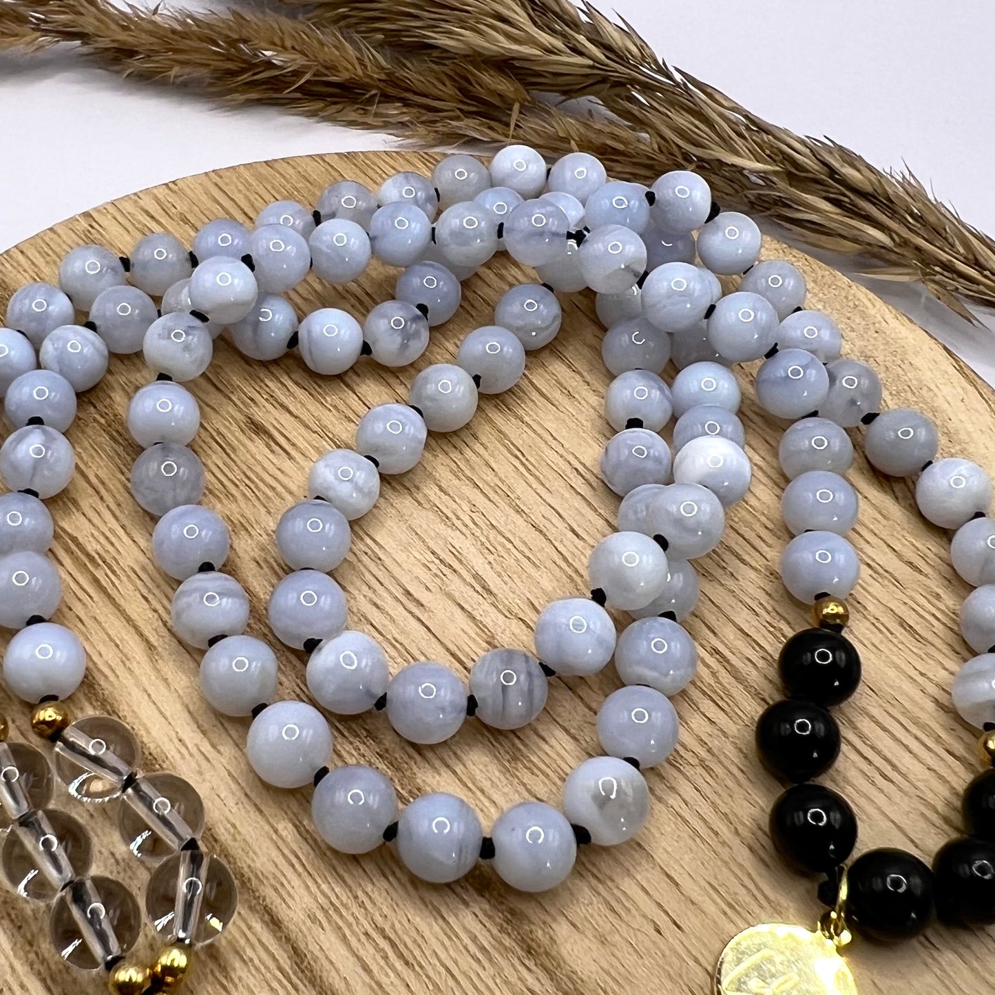 Mala aus Chalcedon, Schörl und Bergkristall Nahaufnahme