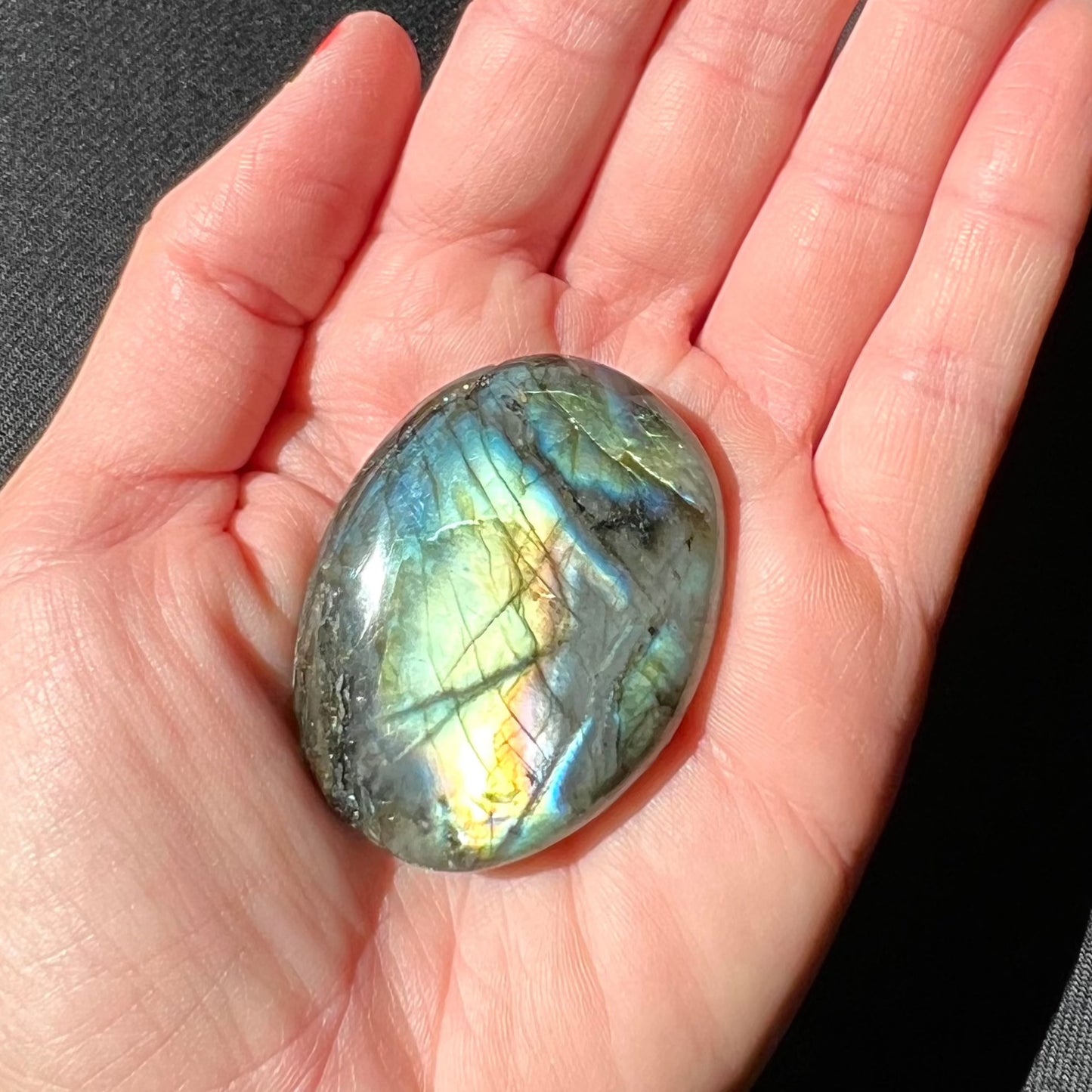 Gelb schimmernder Labradorit Handschmeichler