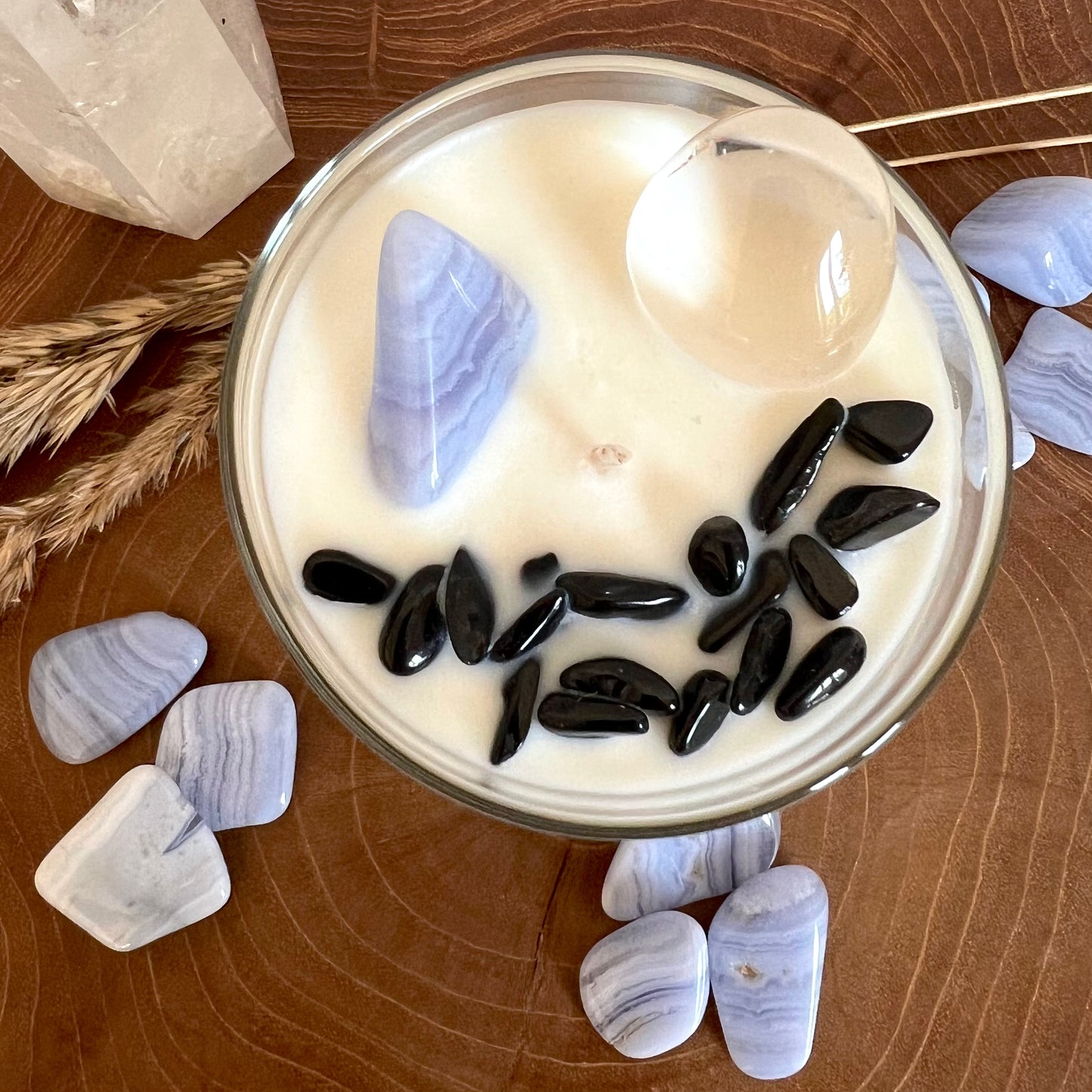 Kristallkerze mit Chalcedon, Turmalin Schörl und Bergkristall von oben