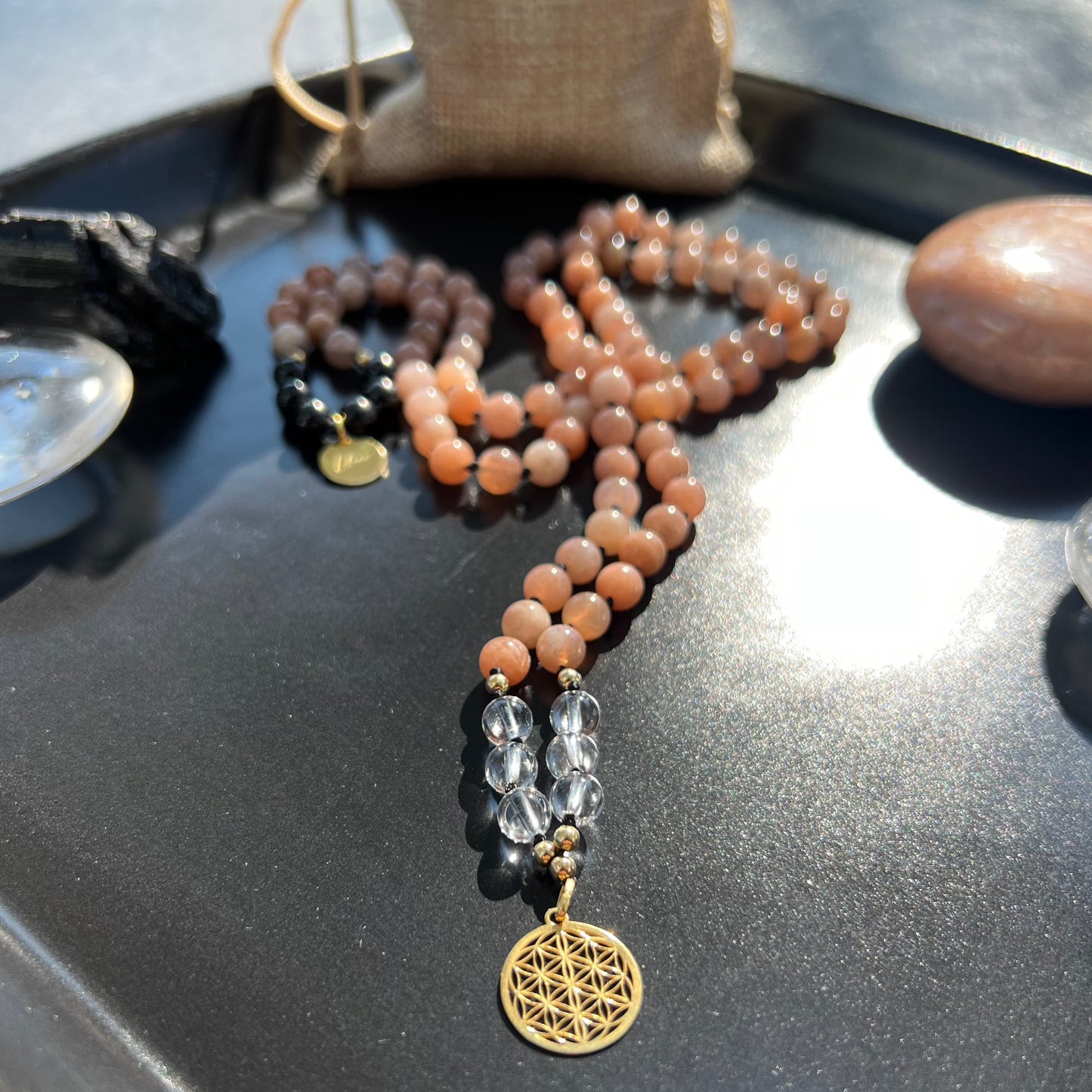 Mala aus wunderschönem orangenen Mondstein mit Blume des Lebens Charm