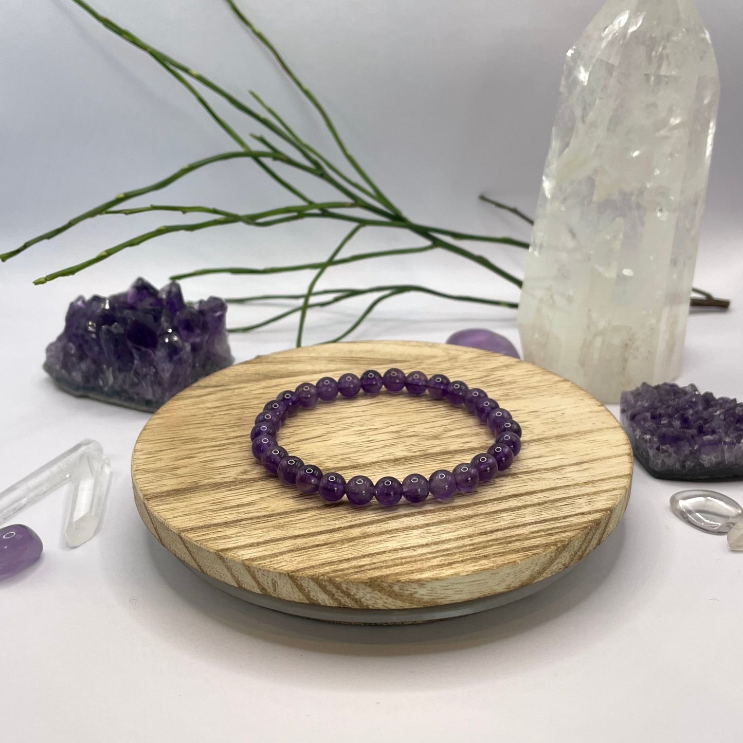 Amethyst Armband auf Holztablett