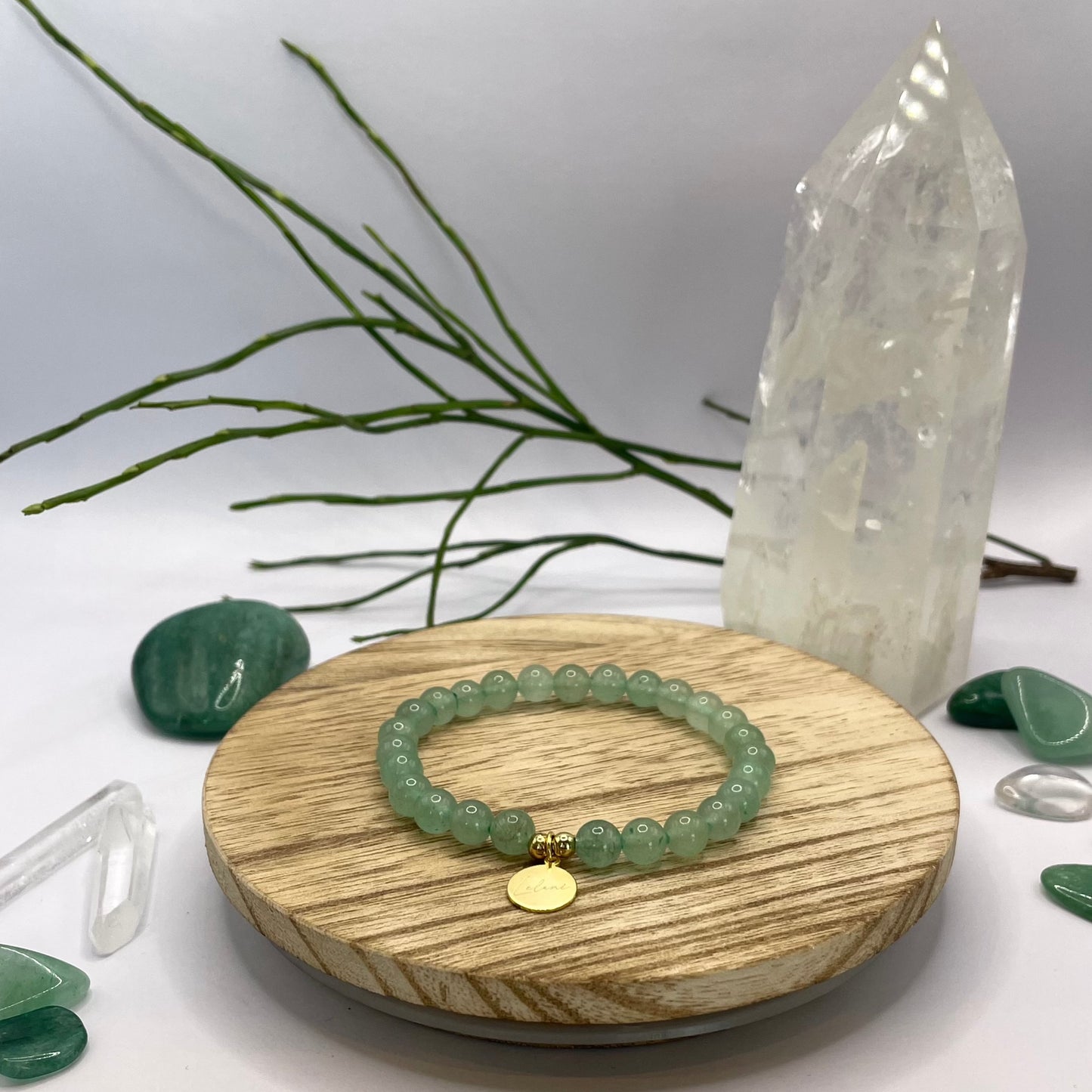 Aventurin Armband mit Charm auf Holztablett